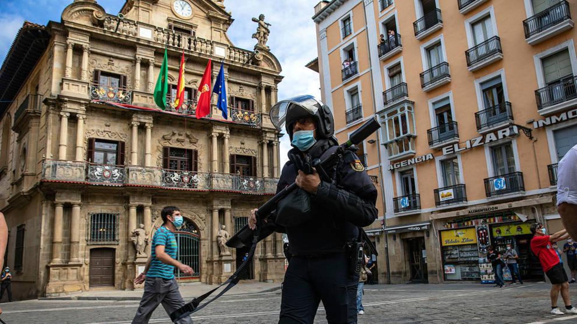 Un agente de la Policía Nacional, en la plaza Consistorial el día 6.