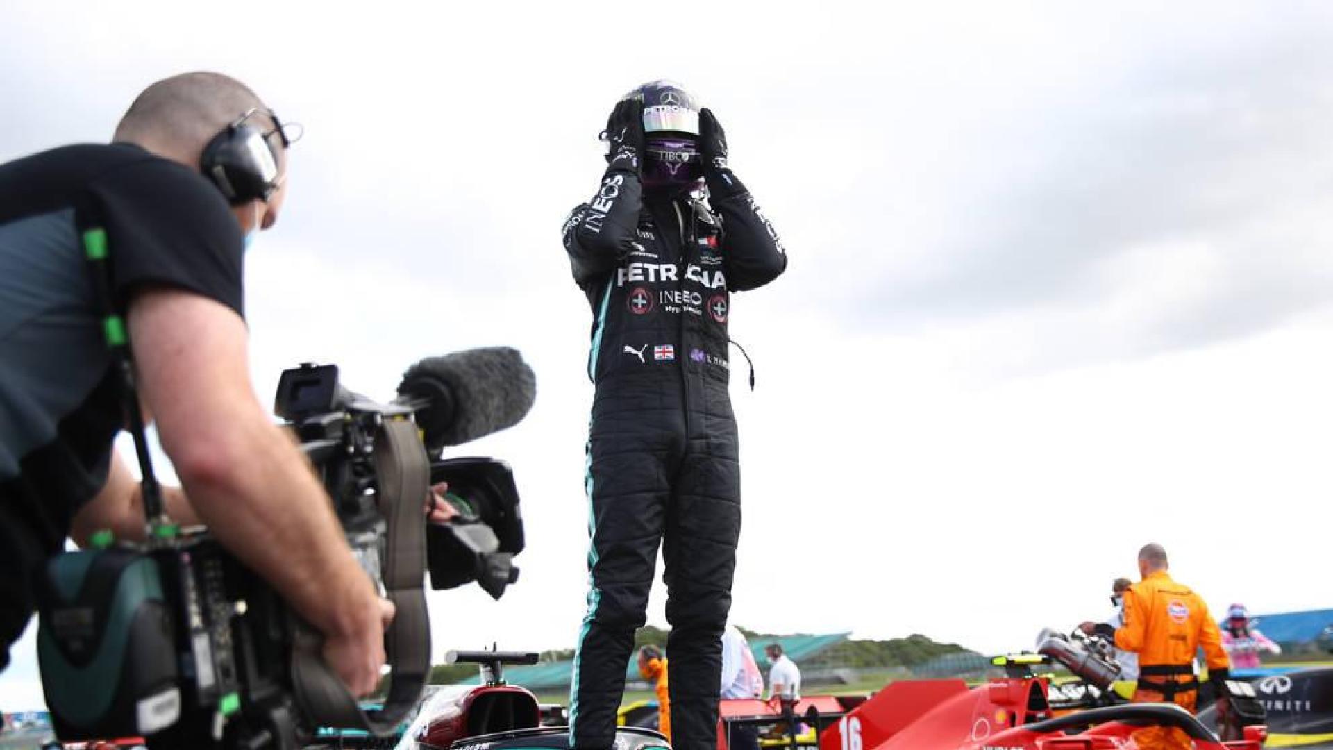 Hamilton gana con el coche pinchado y Sainz pierde una valiosa cuarta plaza al final