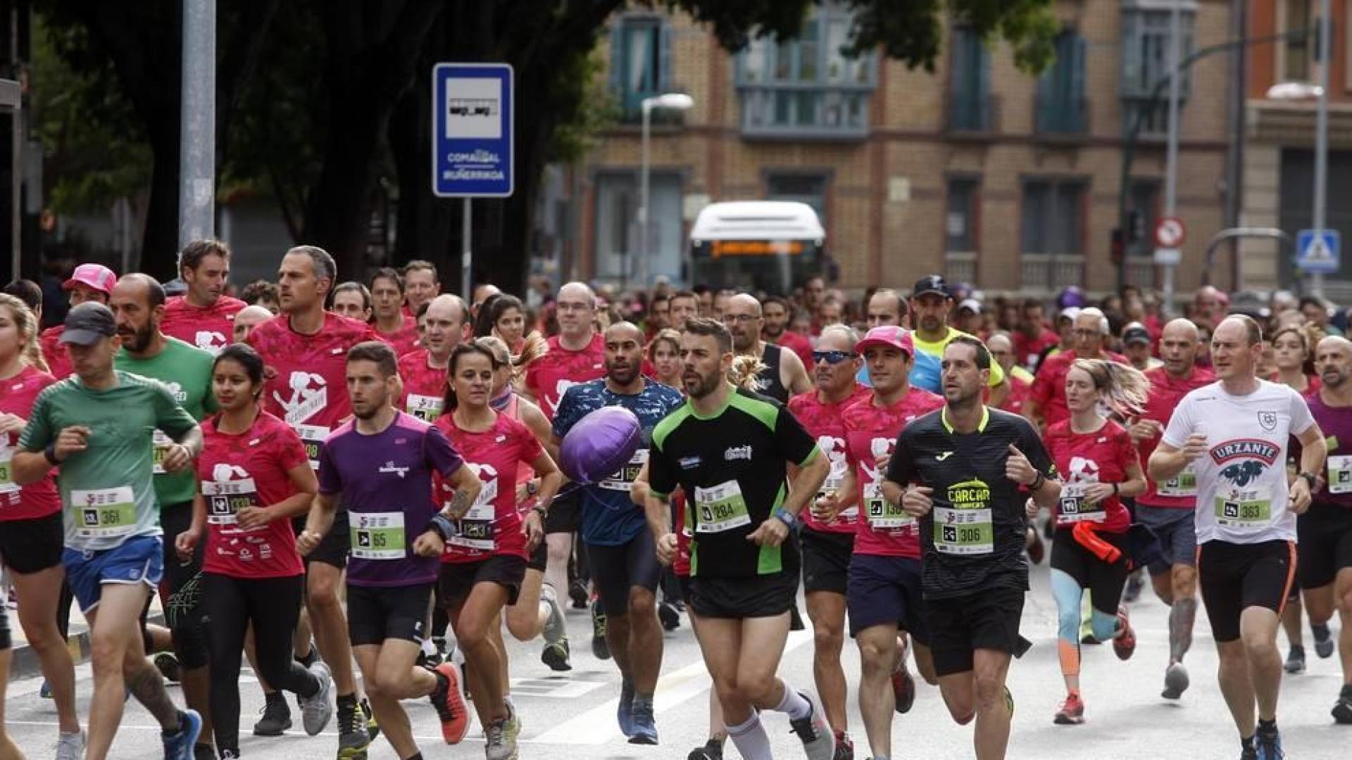 El centro de Pamplona ha sido el escenario de la VI Carrera Solidaria Navarra por ANFAS que impulsa cada año Laboral Kutxa y que en esta edición ha recaudado entre 15.000 y 16.000 euros.