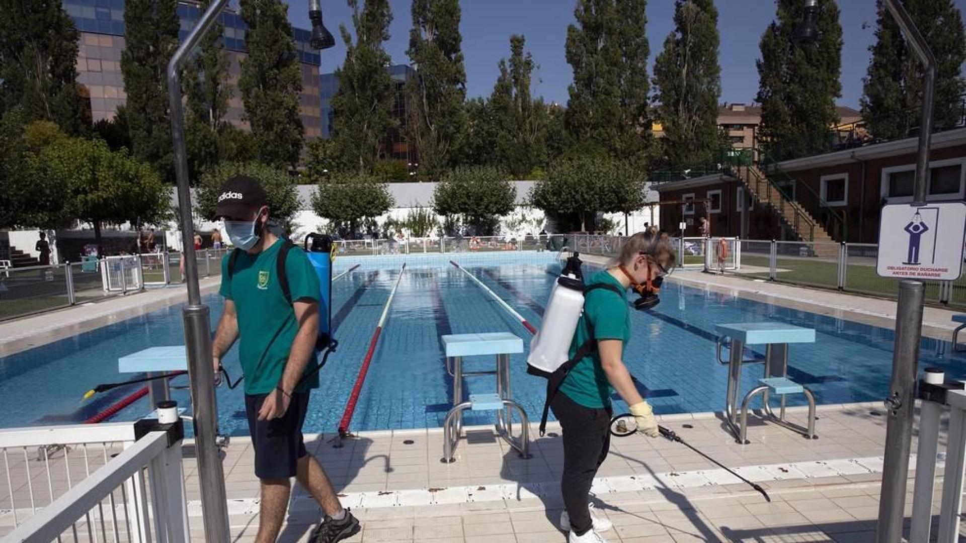 El covid-19 ha hecho que las piscinas tengan que tomar medidas extraordinarias de seguridad y desinfección para velar por la salud de los usuarios, algo que hacen de forma continua a lo largo de todo el día en las instalaciones de Oberena.