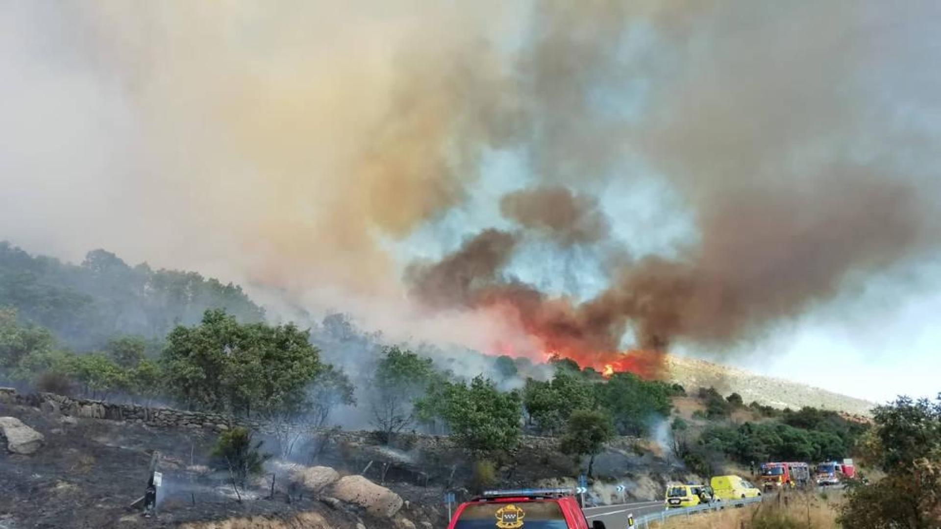 Los bomberos consiguen estabilizar el incendio de Robledo de Chavela