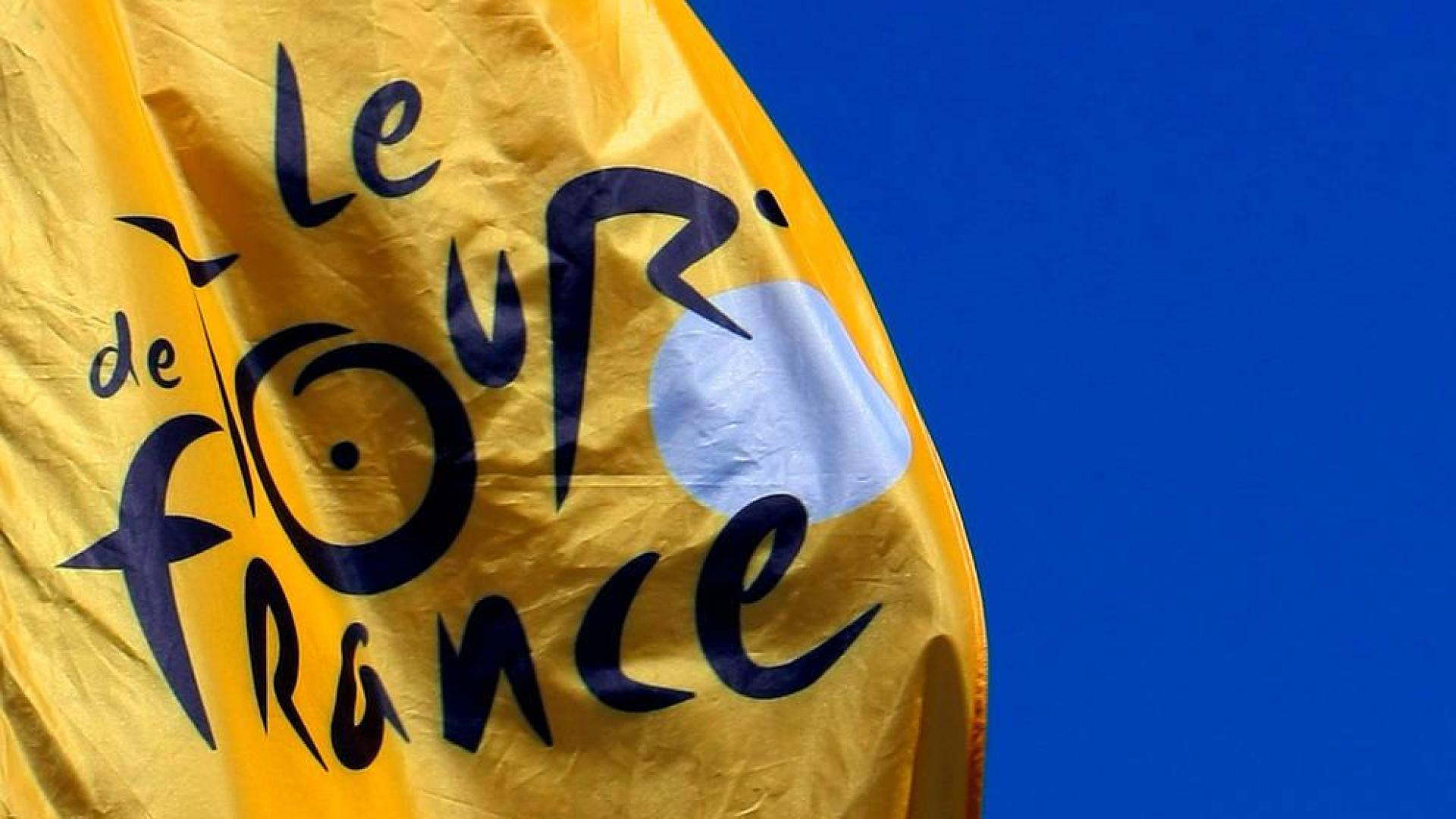 Una bandera, con el logotipo del Tour de Francia.