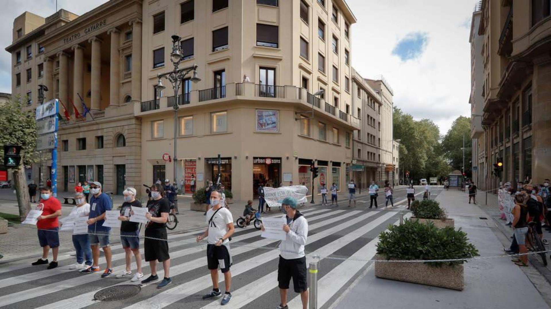 Trabajadores de Siemens Gamesa se encadenan y cortan unos minutos una calle en Pamplona