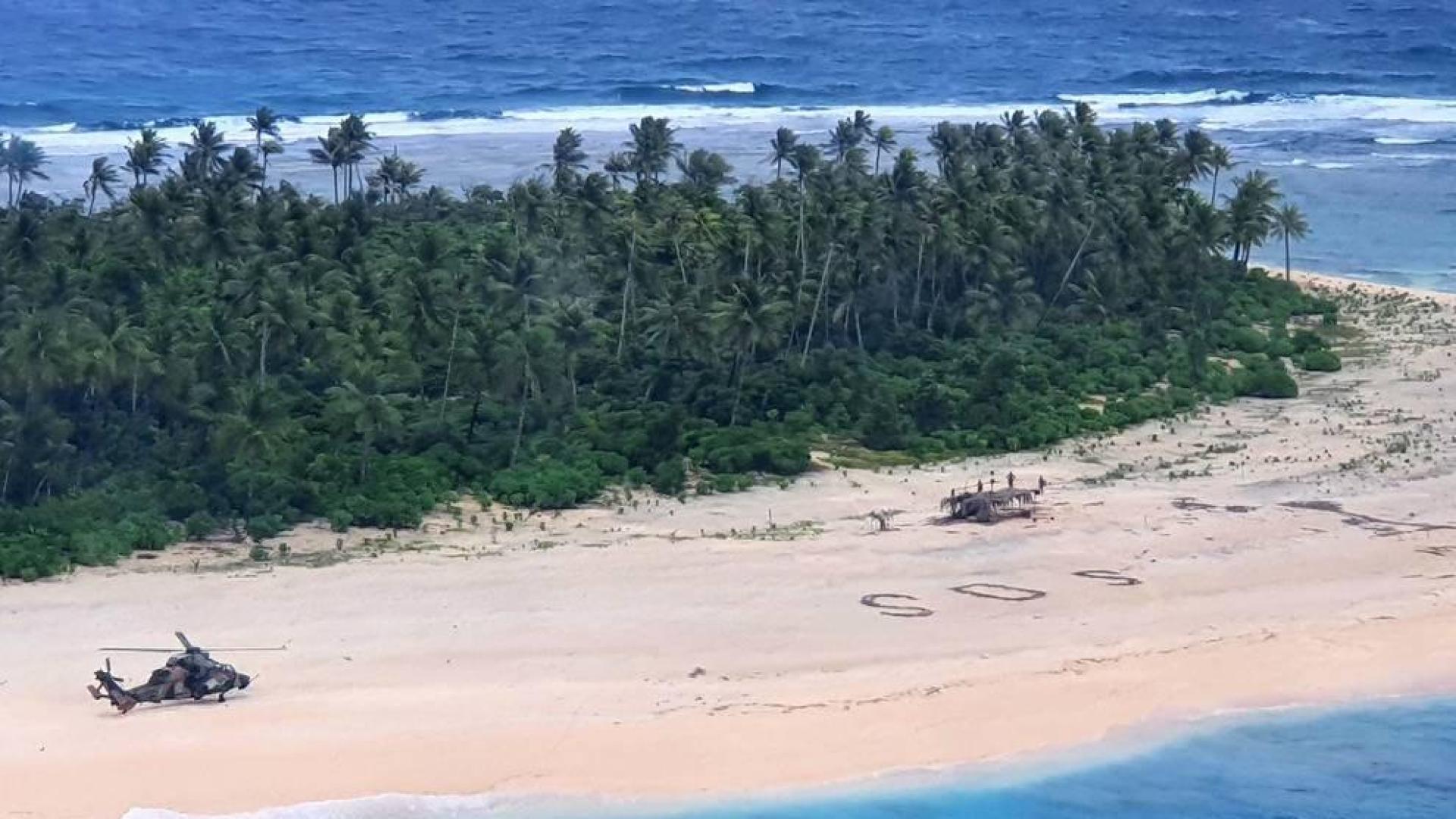 Un SOS escrito en la arena ayuda a tres hombres perdidos en una isla remota