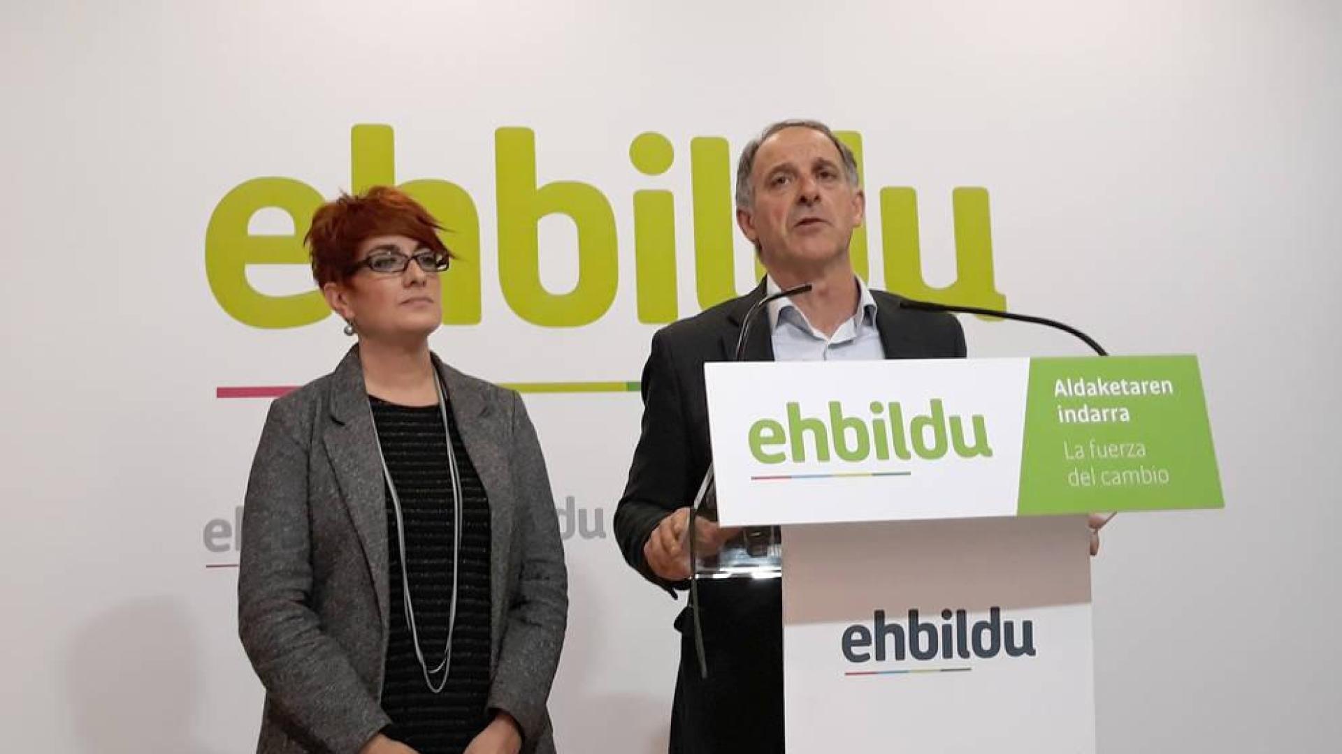 Adolfo Araiz y Bakartxo Ruiz, parlamentarios de EH Bildu, en la rueda de prensa.