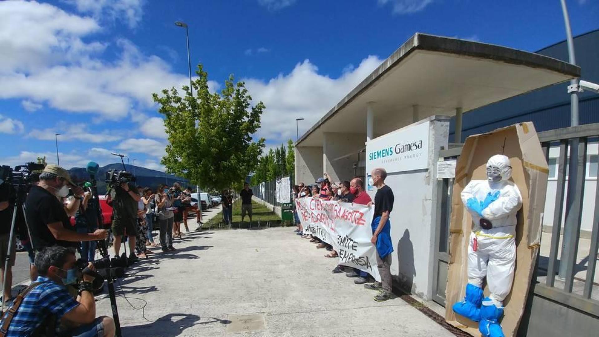 Protesta de los trabajadores de Siemens Gamesa en Aoiz delante de la fábrica