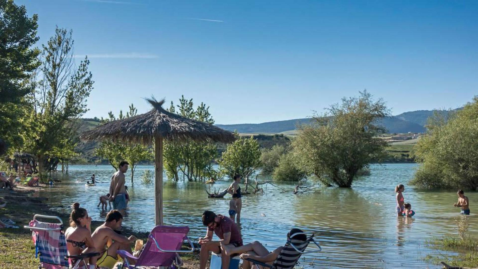 Bañistas en la zona de baño del pantano de Alloz en Lerate, este pasado domingo.