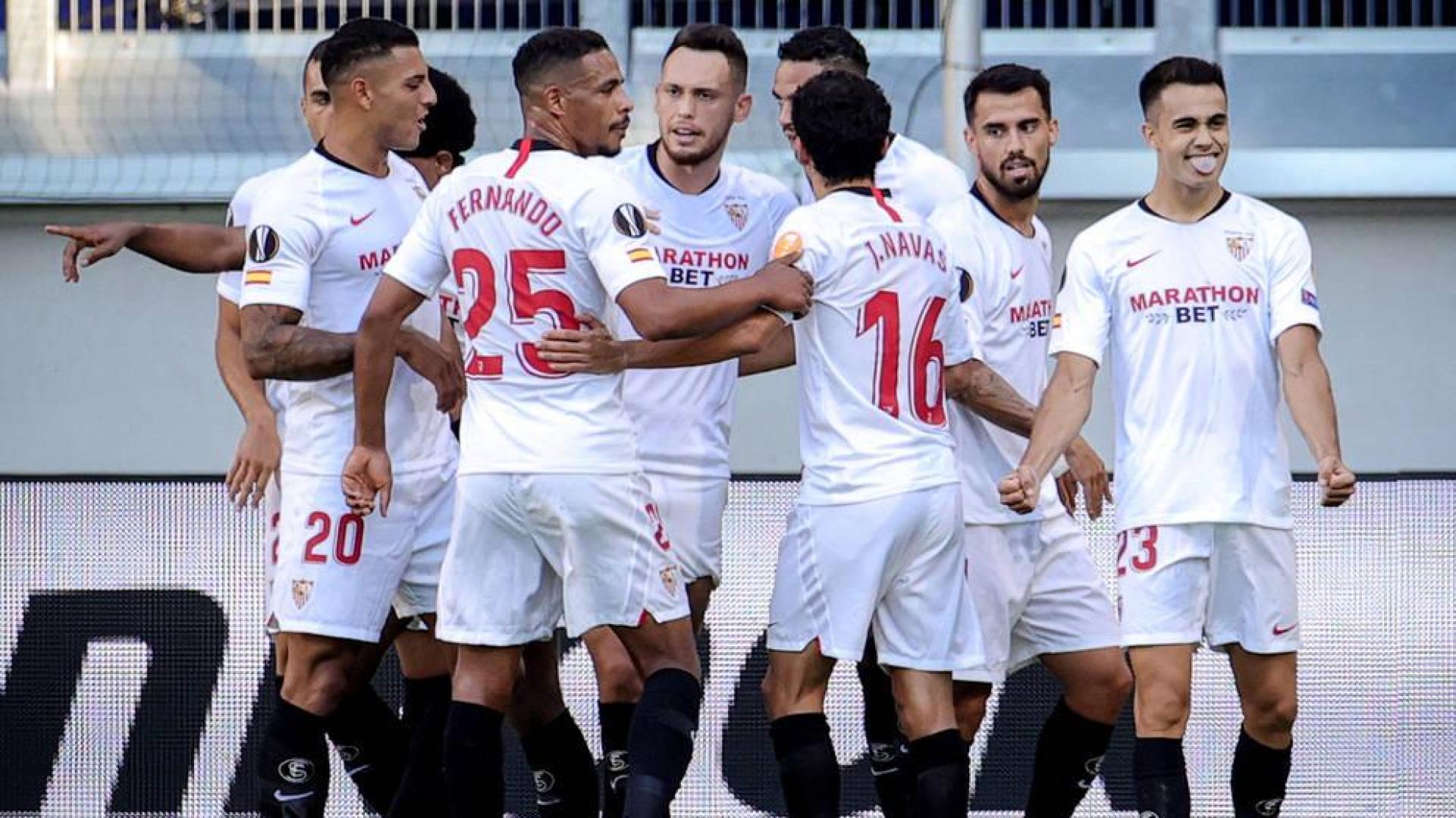 Los jugadores del Sevilla celebran uno de los goles a la Roma