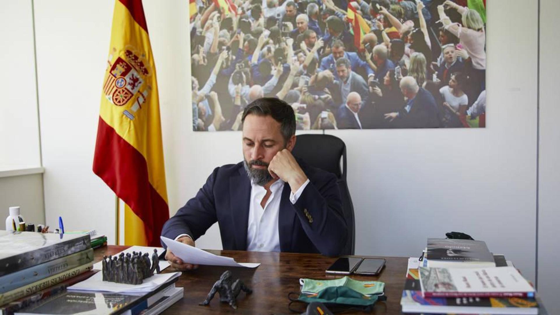 Abascal propone "sacar a los 'okupas' de una patada en el culo" el primer día