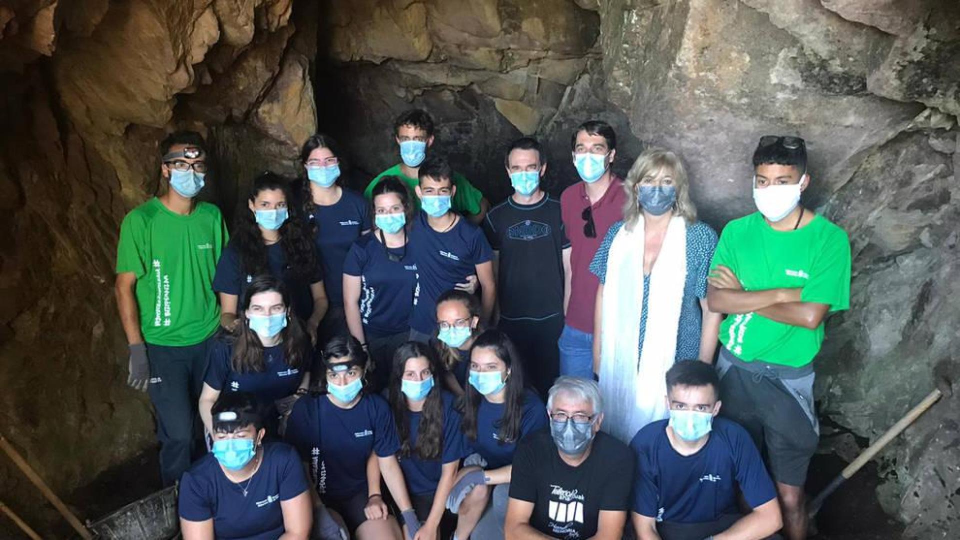 23 jóvenes realizan trabajos de voluntariado para localizar y recuperar búnkeres del franquismo