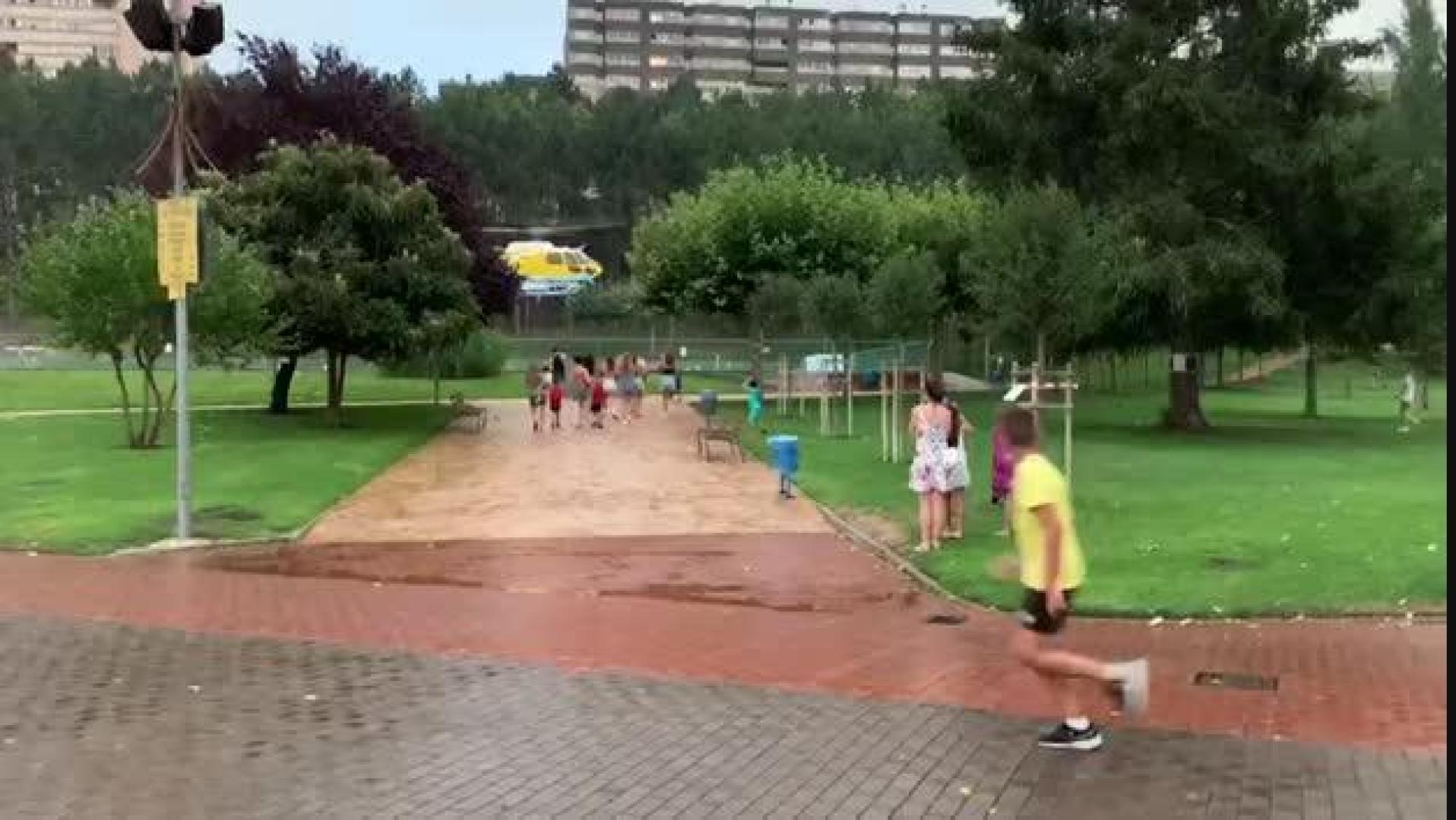 Un helicóptero recoge agua de las piscinas de Lagunak para sofocar el incendio de Gazólaz