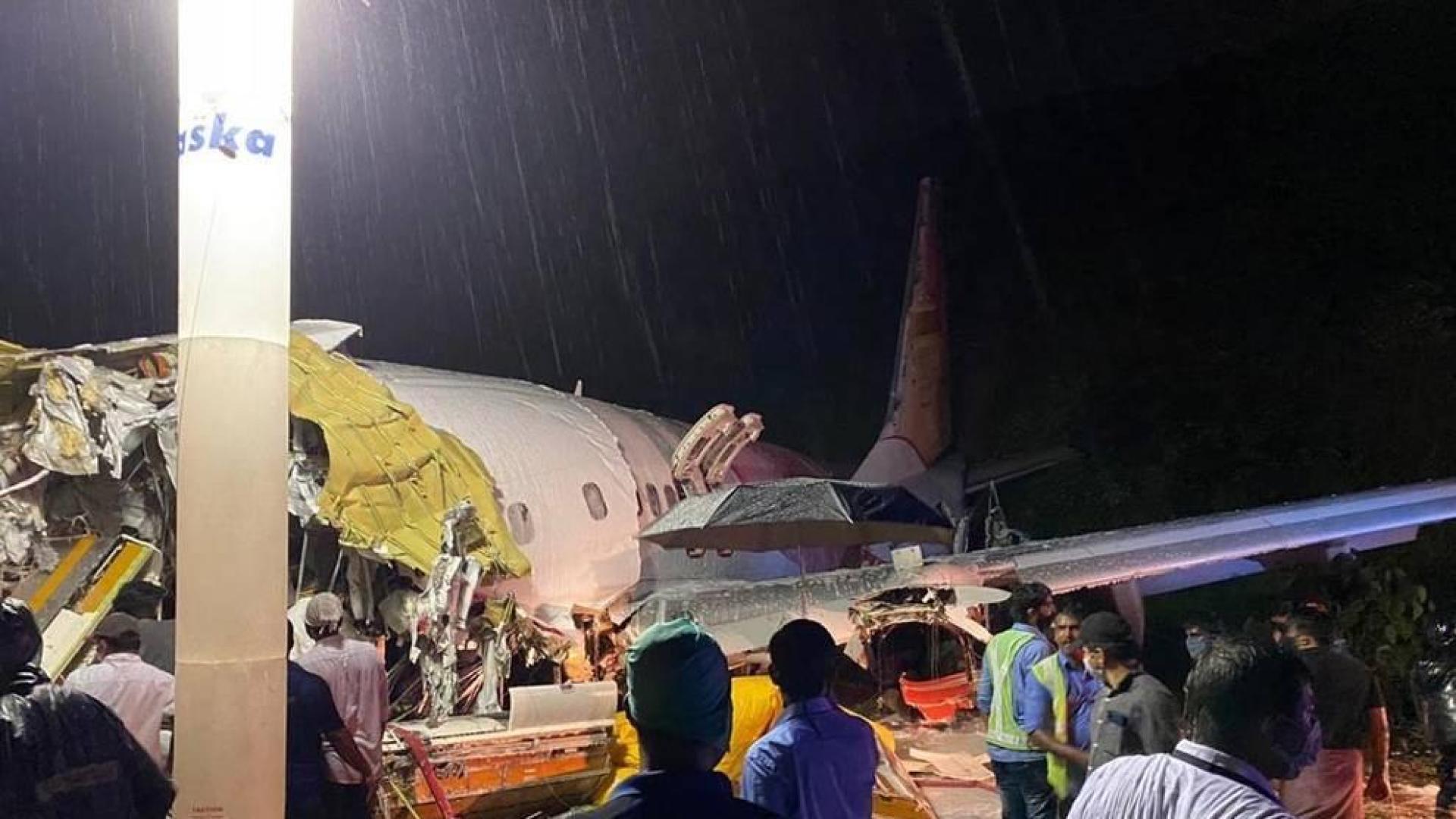 Un avión se parte en trozos tras aterrizar en un aeropuerto del sur de India