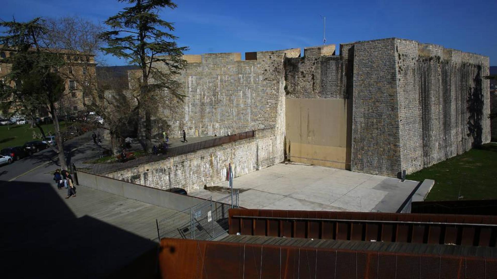 La pasarela peatonal con el frontón de Jito Alai en segundo plano, que une la Plaza de Santa María la Real con el Parque de la Media Luna, sigue vallada y está previsto su derribo.