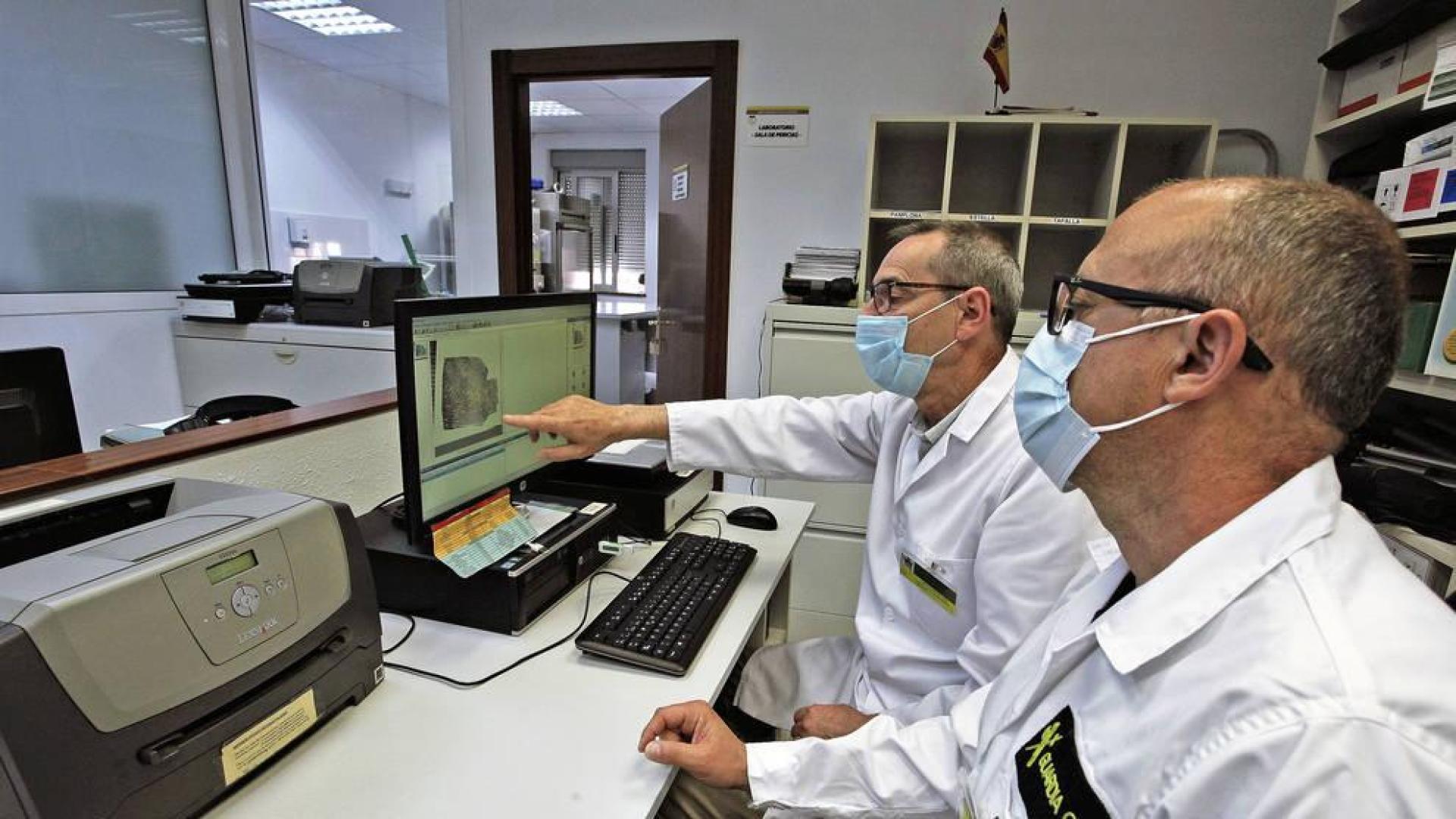 Los cazadores de huellas delictivas