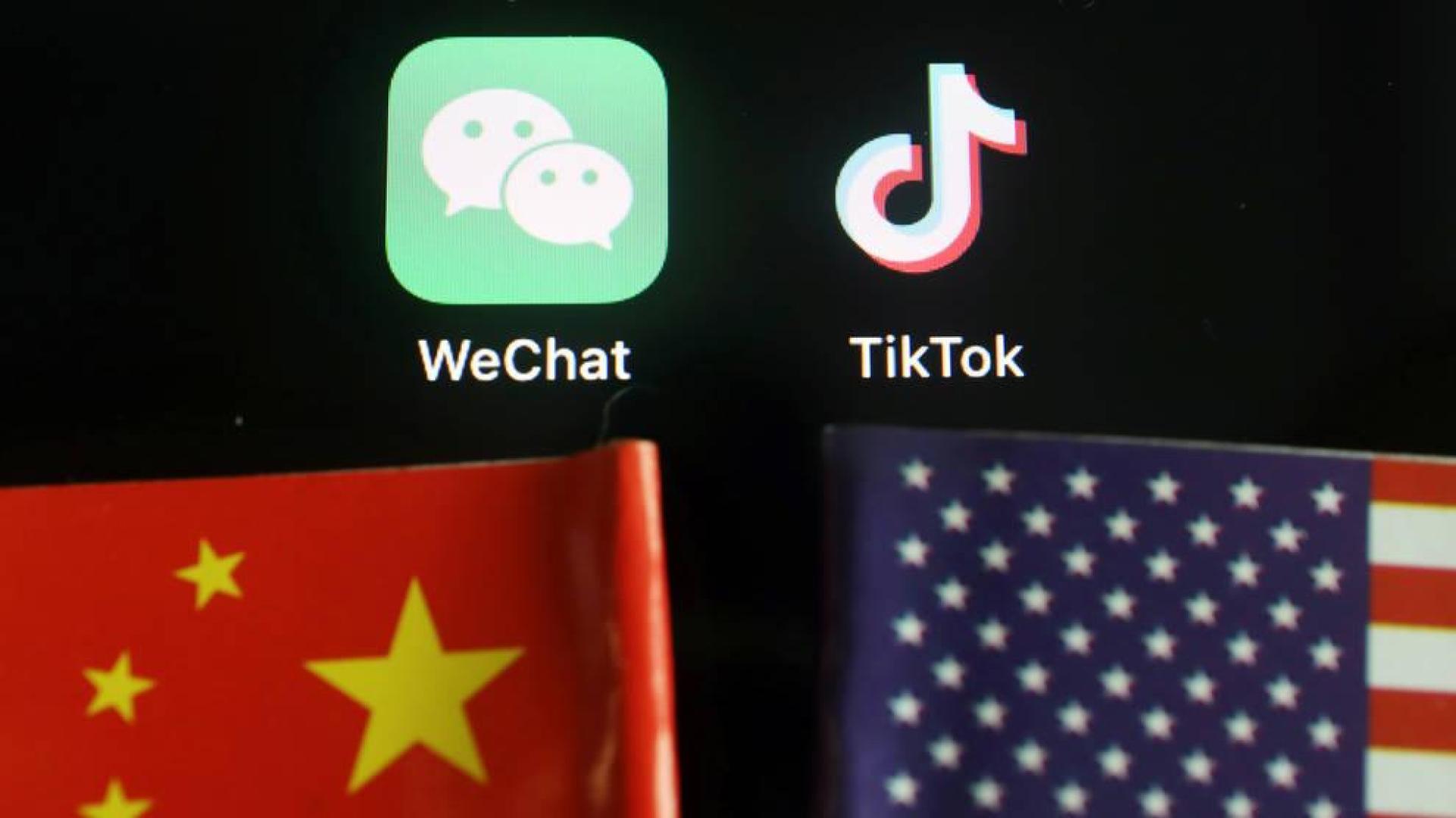 La aplicación WeChat junto a la de TIkTok entre las banderas chinas y norteamericanas.