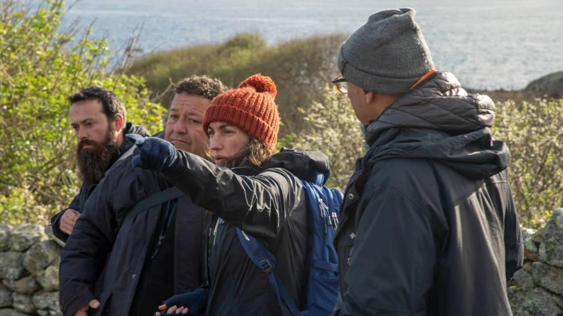 La directora de cine gallega Paula Cons Varela, en un momento del rodaje en la isla de Sálvora.