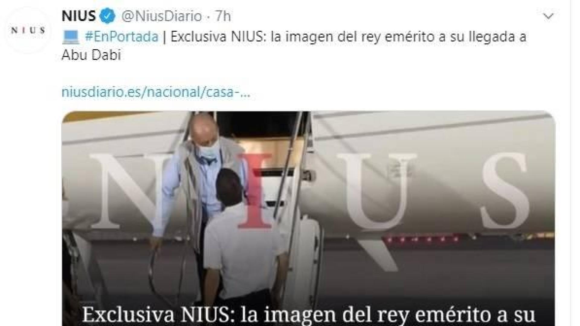 El Rey Juan Carlos, en el aeropuerto de Abu Dabi.