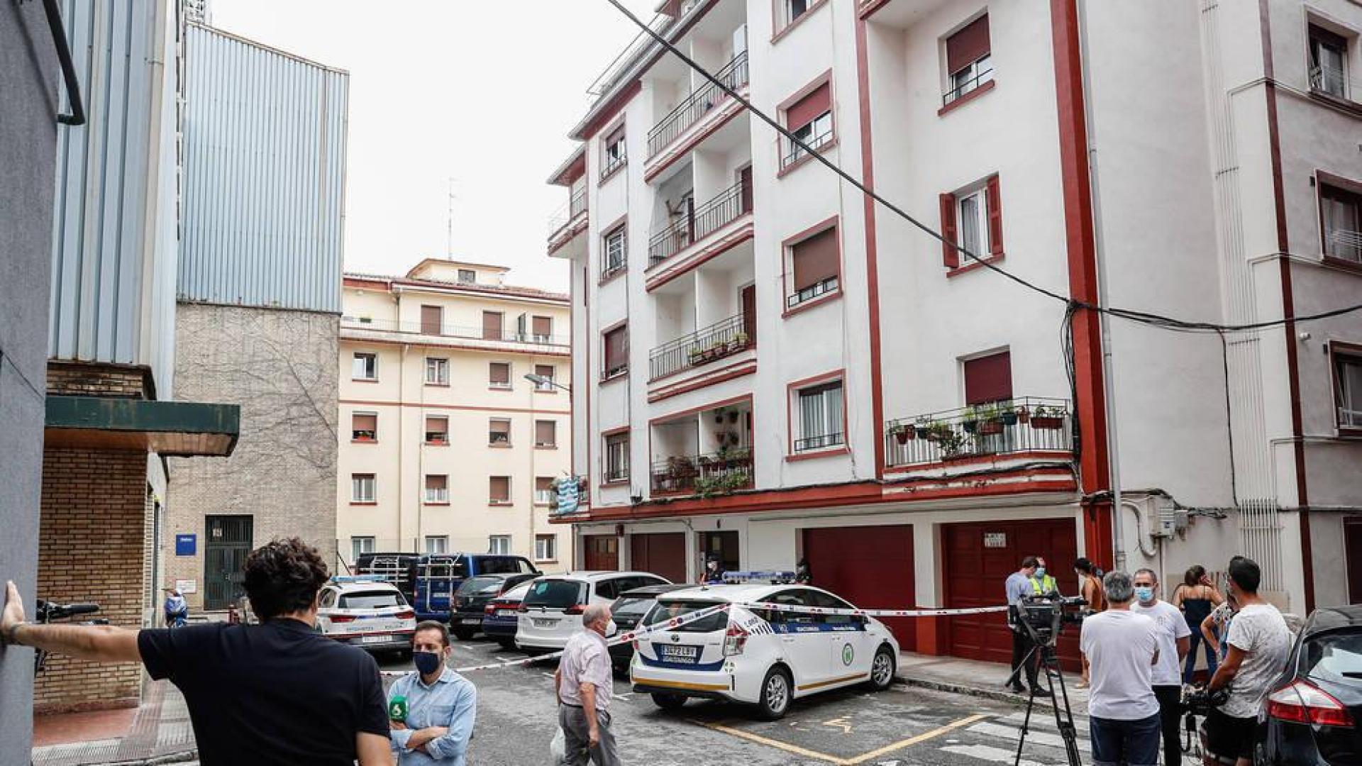 Medios de comunicación ante el edificio confinado en Hernani.