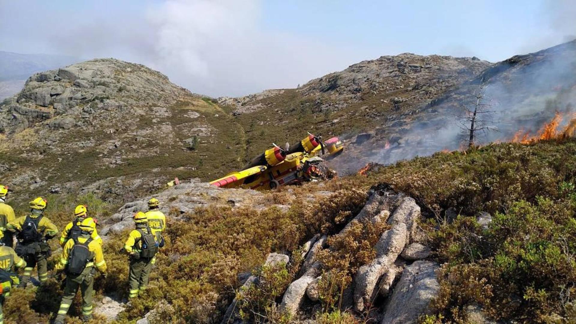Dos heridos graves al caer un avión que trabajaba en un incendio fronterizo en Ourense