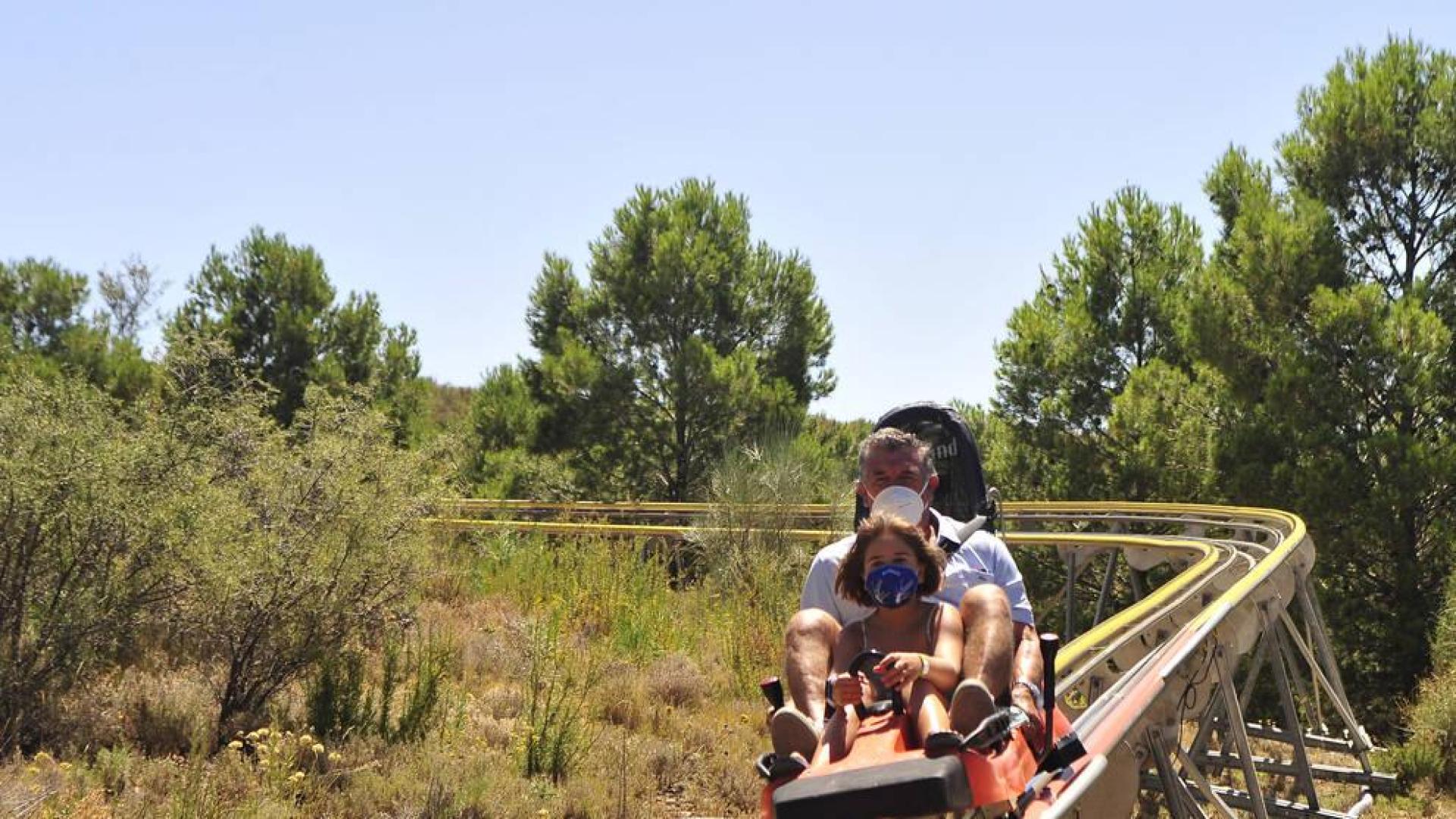 Javier Resa Gaujot y su nieta Yaiza García Resa en la atracción 'Bobsleigh'.