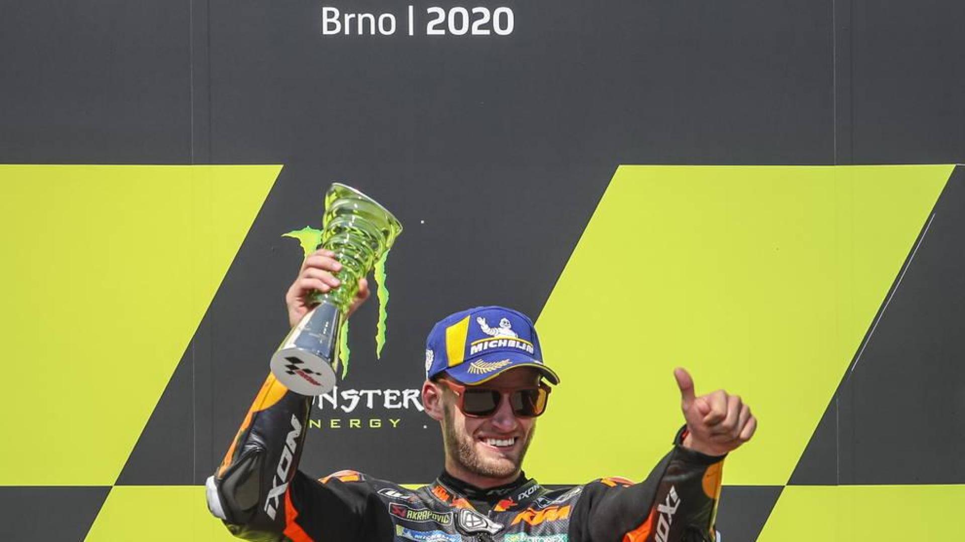 El surafricano Brad Binder (KTM RC 16) celebra su triunfo en el podio.