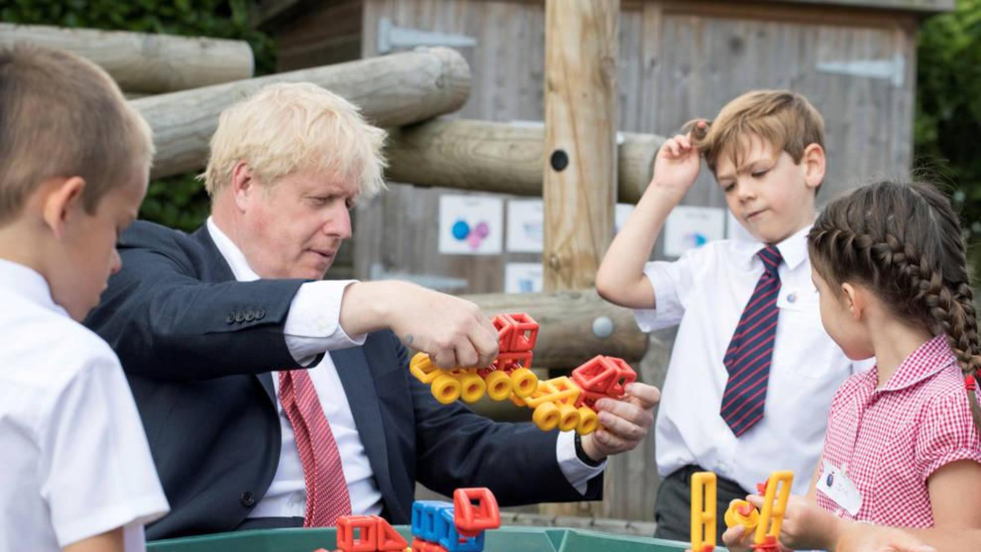 Boris Johnson juega con unos alumnos en The Discovery School en Kent, el pasado 20 de julio.