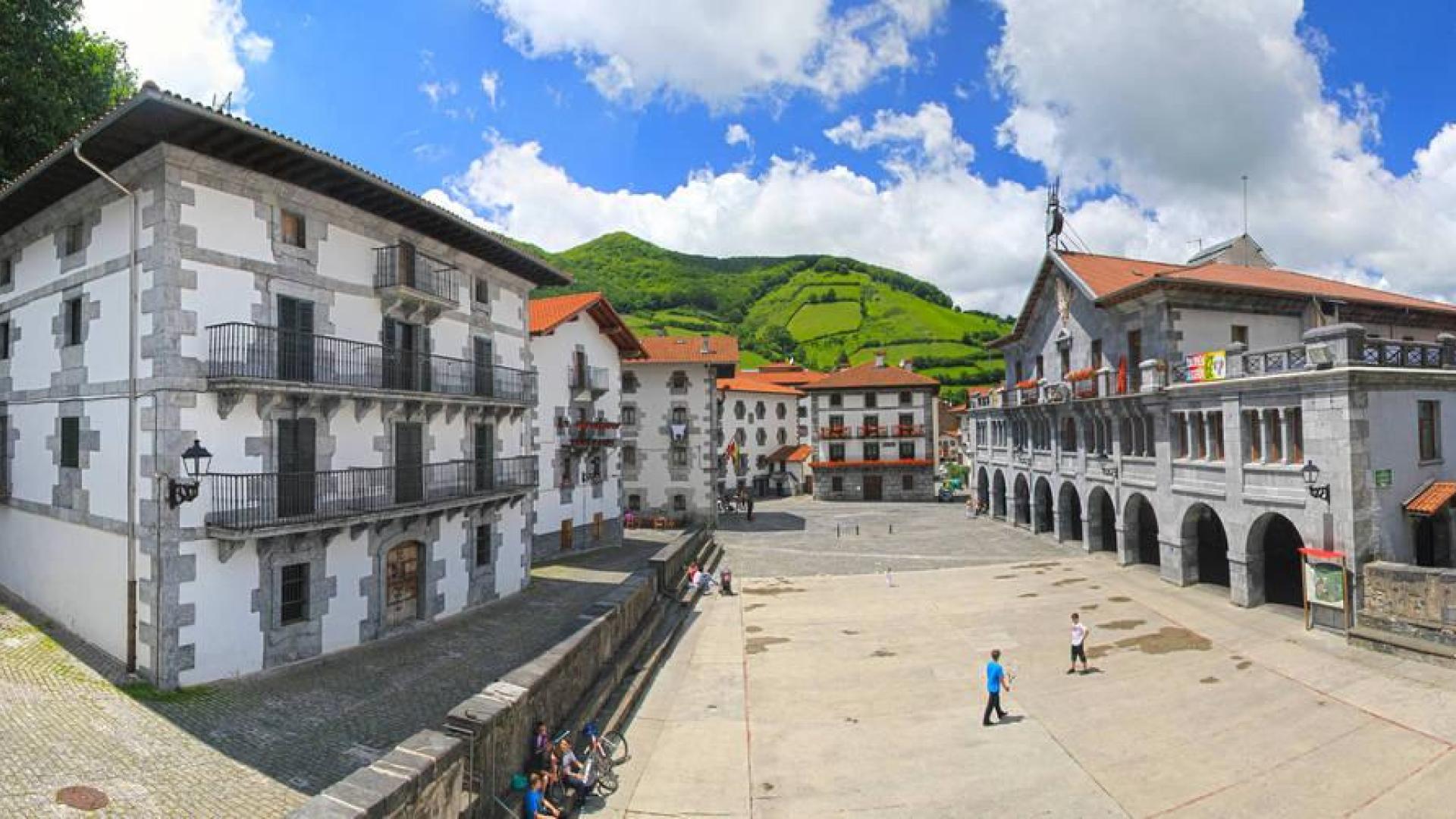 Panorámica de la plaza de Leitza sacada desde el muro del frontón, en la que se ve el ayuntamiento a la derecha.