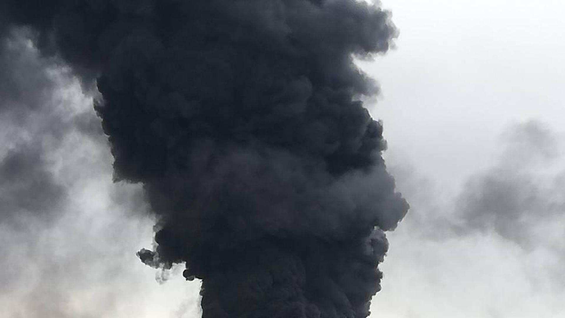 Un rayo provoca un incendio en un depósito de gasoil en Puertollano