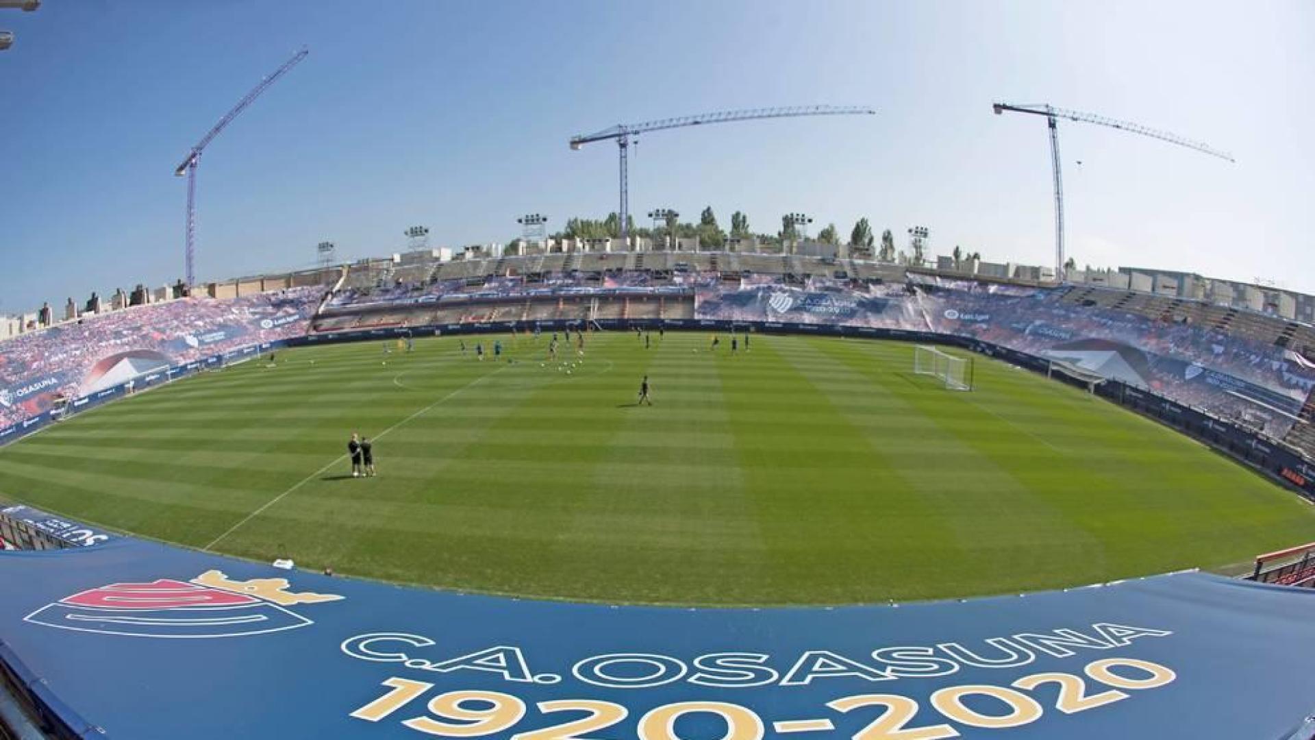 Imagen de El Sadar en pleno proceso de obras en un entrenamiento de Osasuna el 20 de junio antes de medirse al Valencia.