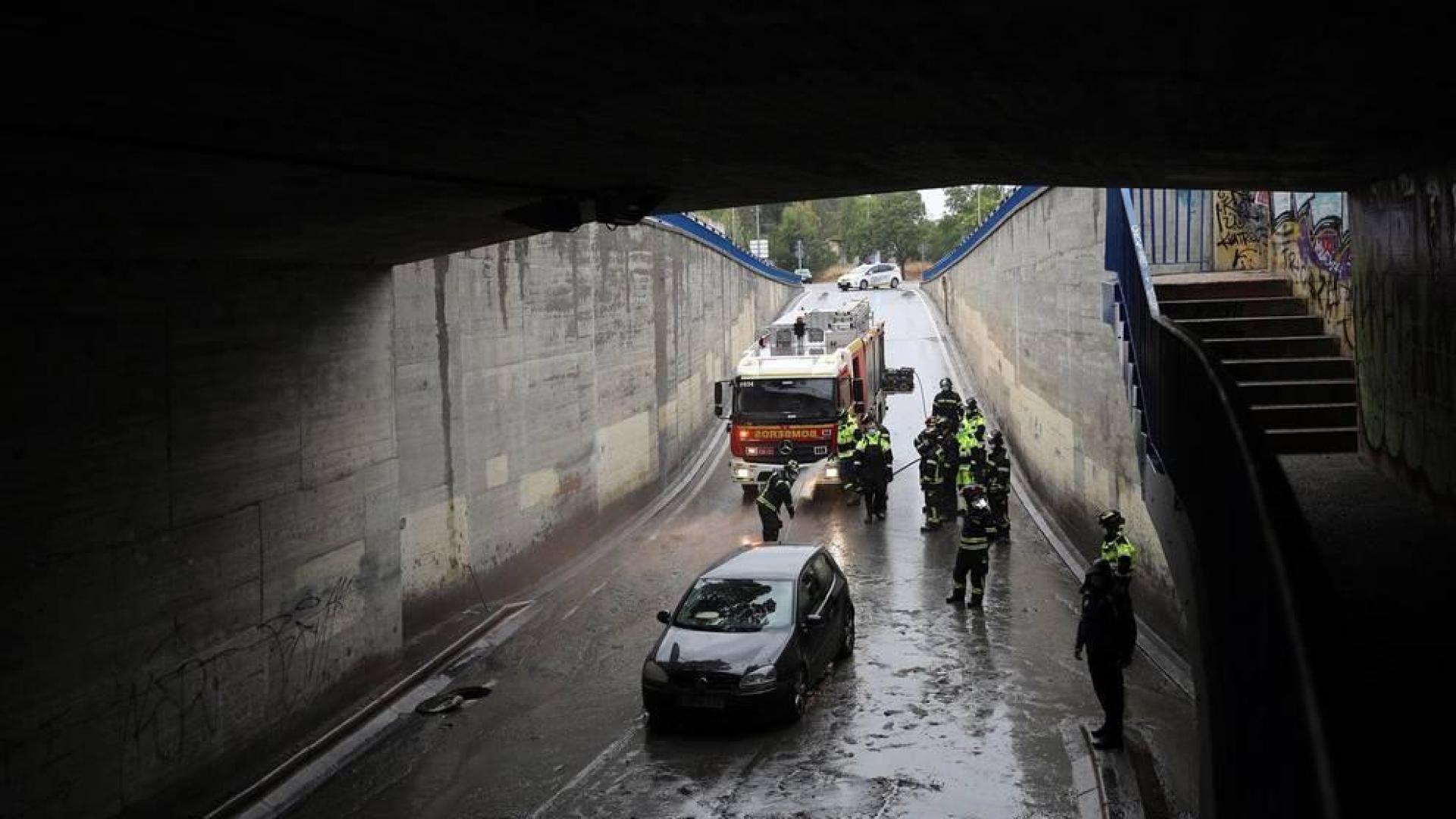Un herido por un rayo,calles anegadas y vías cortadas