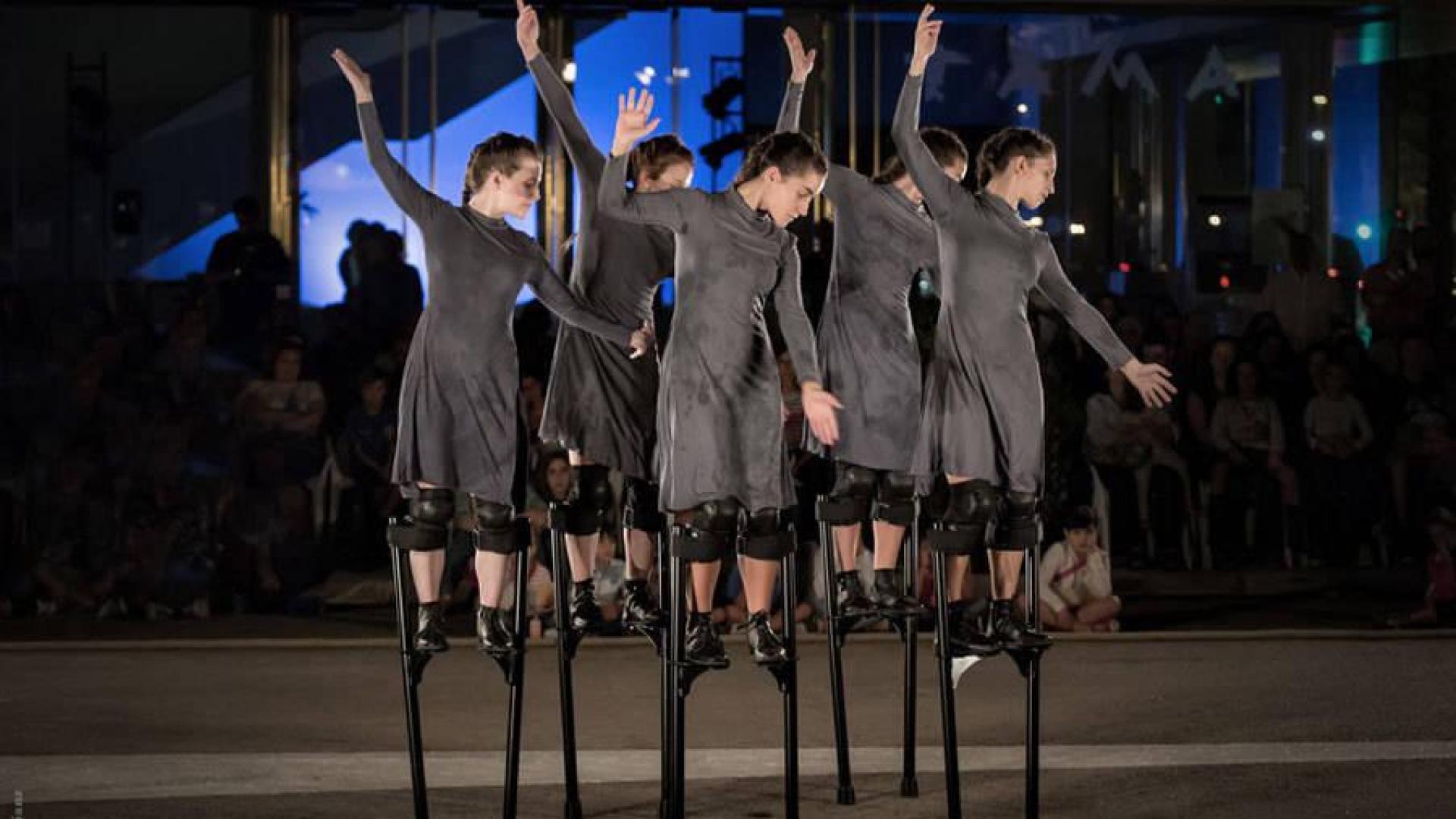 Danza sobre zancos, este martes en la Ciudadela, en el Festival de las Murallas