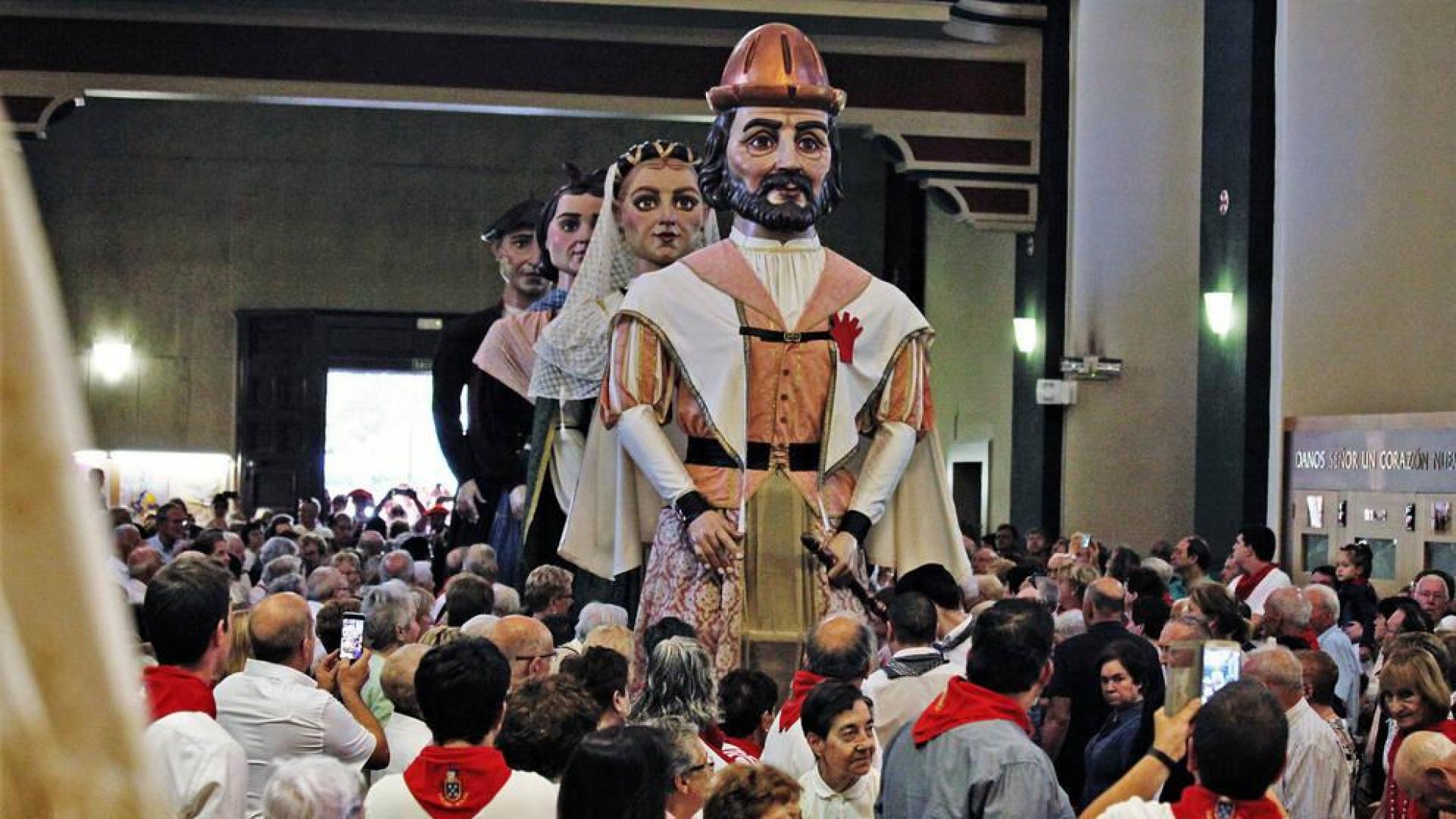 Una imagen que no se producirá este año, la de los gigantes entrando en la iglesia de San Juan.