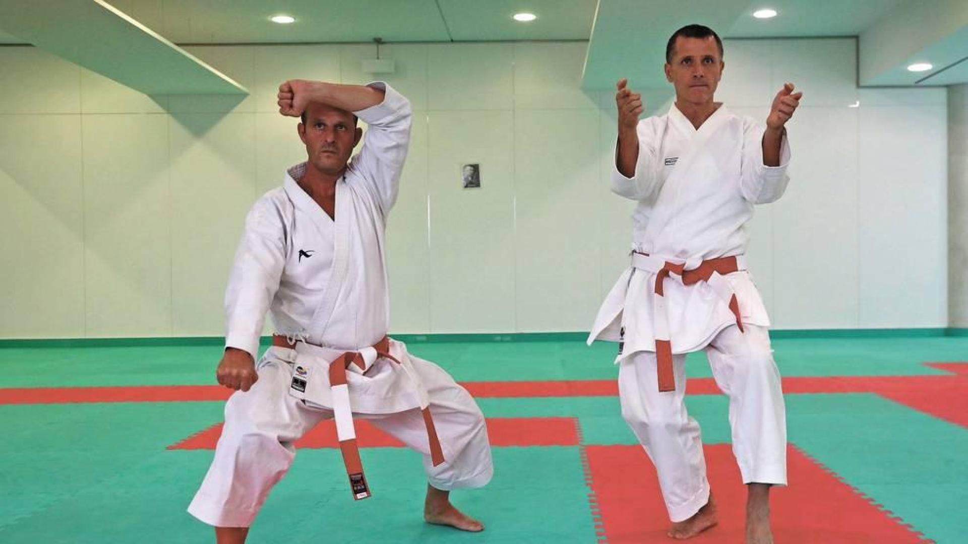Carlos Ayerdi y Juan José Sánchez-Villares, con el cinturón blanco y rojo que les identifica como nivel sexto Dan, en los tatamis de San Juan.