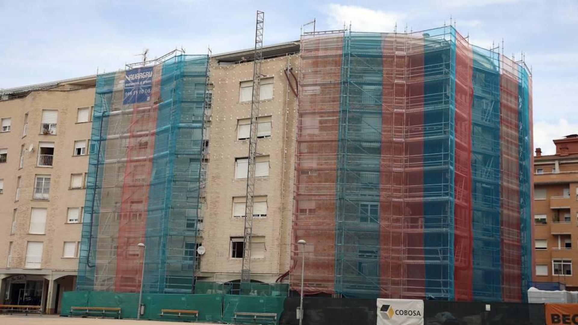 Imagen de las obras de uno de los bloques afectados de la plaza Ezcabazábal en Burlada.