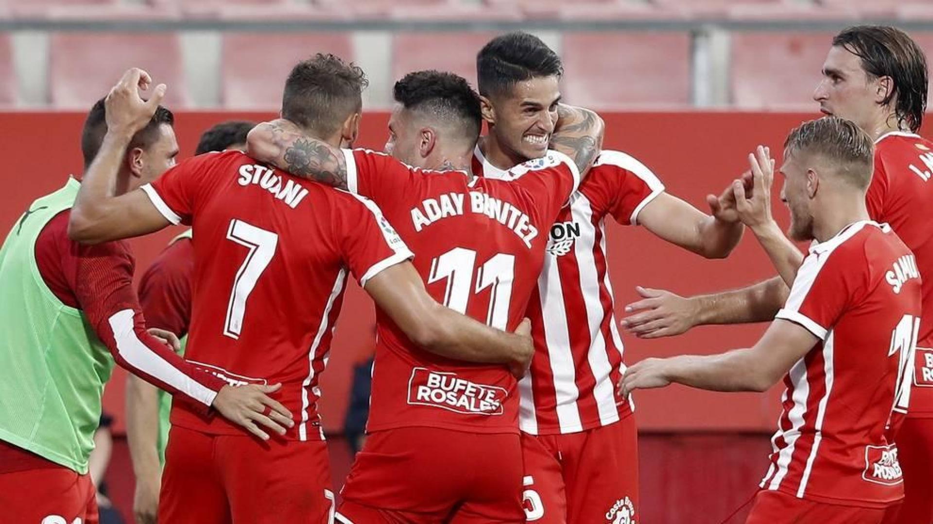 Los jugadores del Girona celebran el único gol del partido.