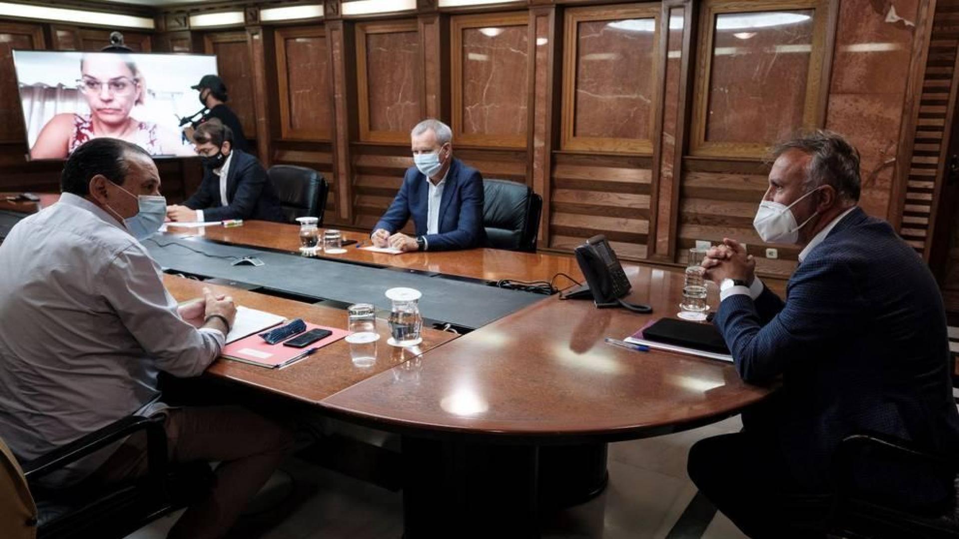 Canarias prohíbe fumar en espacios abiertos e impone mascarilla obligatoria