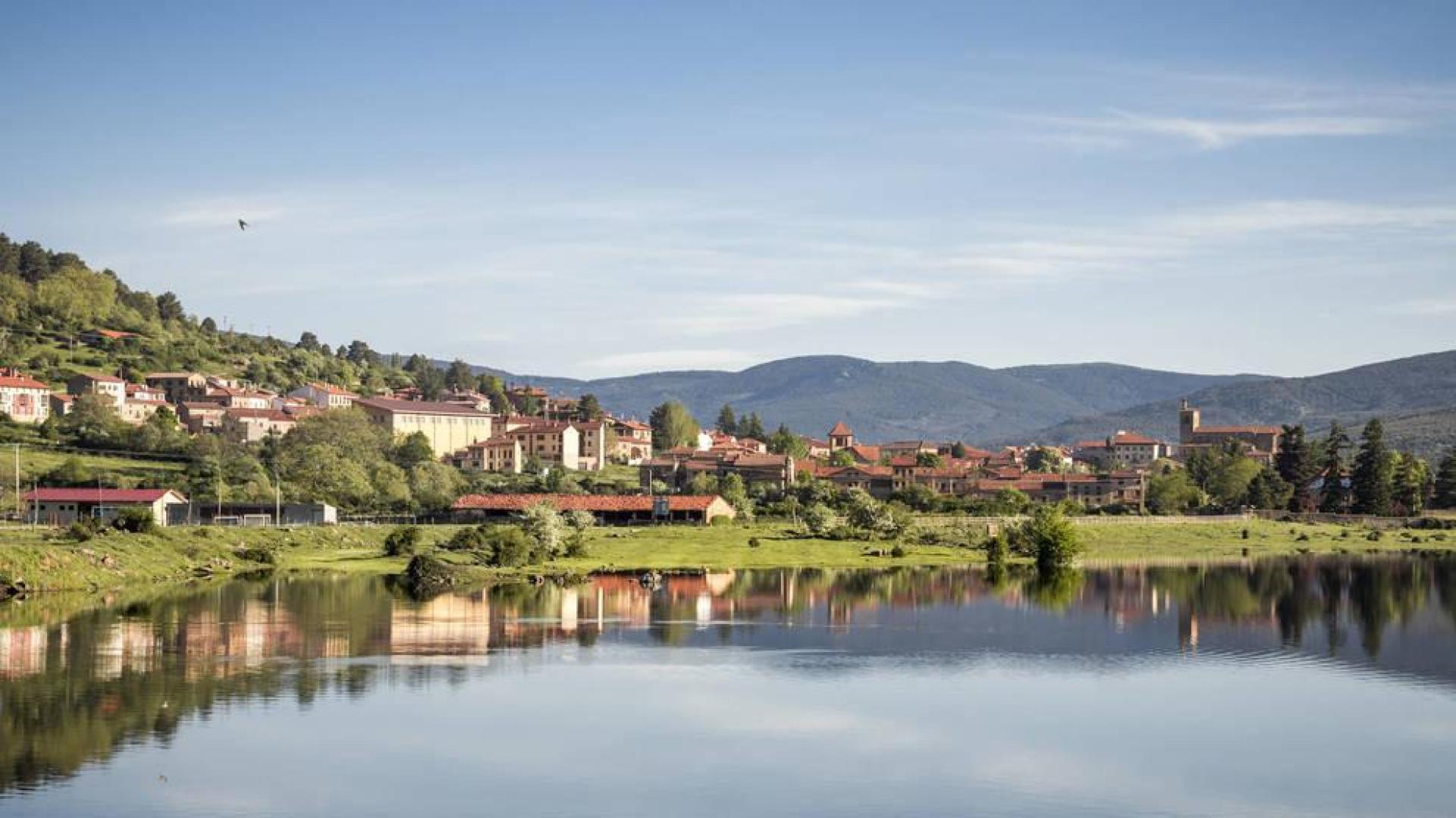 Las mejores vistas de Vinuesa, en la provincia de Soria, se pueden obtener desde el puente de San Mateo, sobre el río Duero.