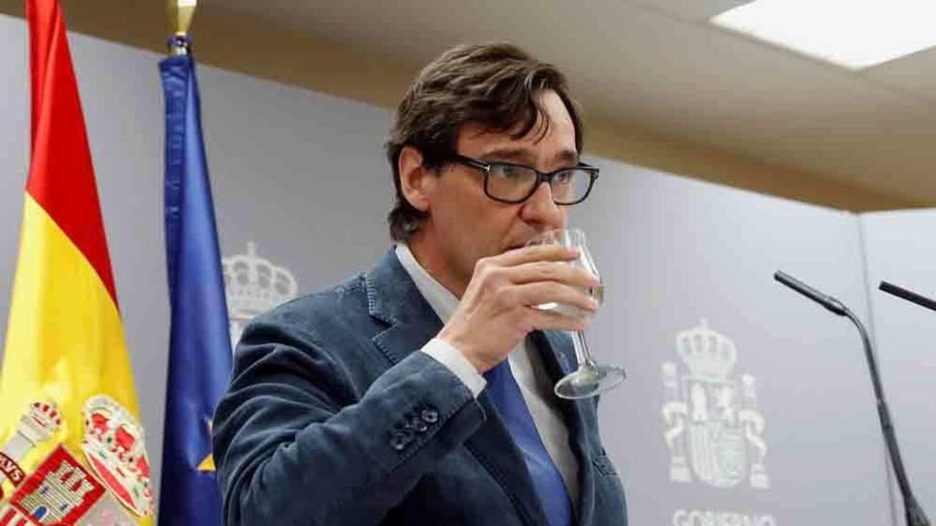 Sanidad prohíbe fumar en la calle y cierra las discotecas y bares de copas