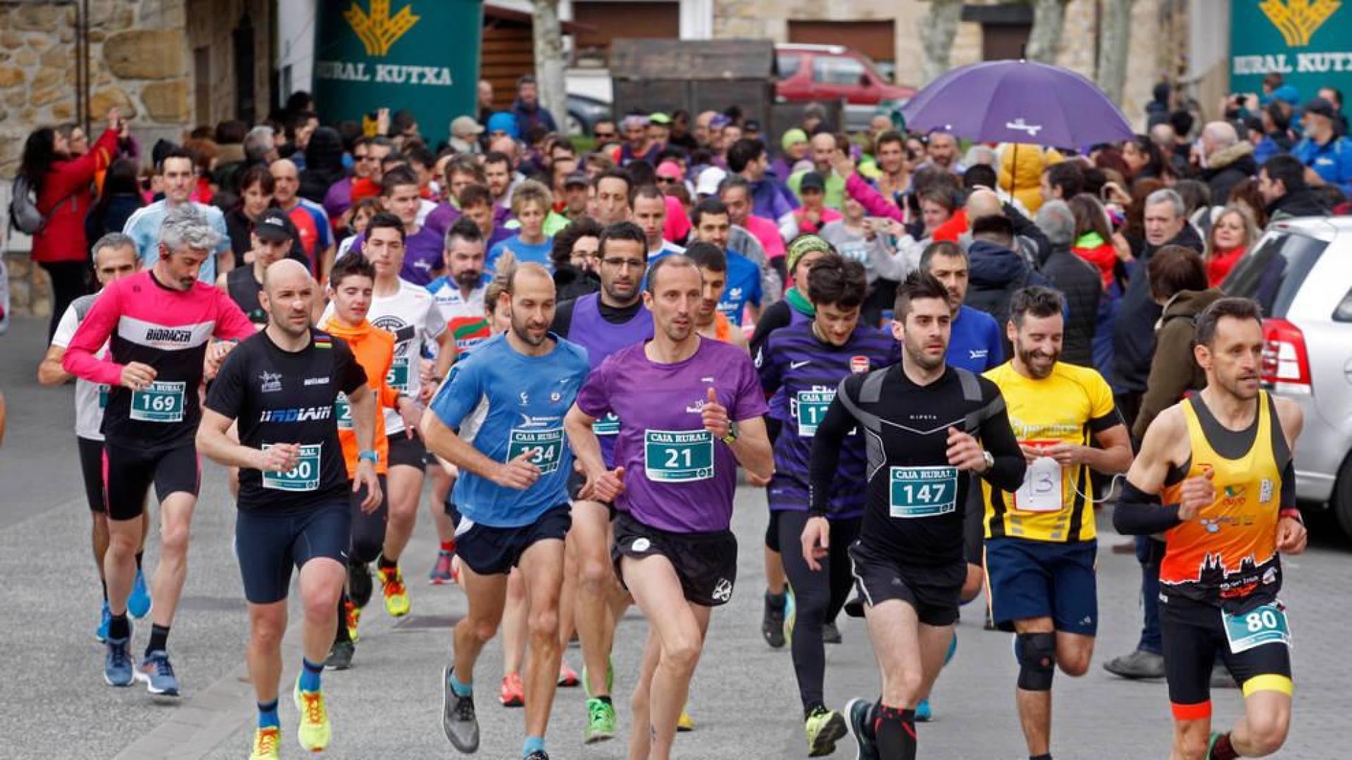 Salida de la prueba absoluta de 2019, que recaudó más de 1.500 kilos de comida y 6.200€, con 386 corredores.