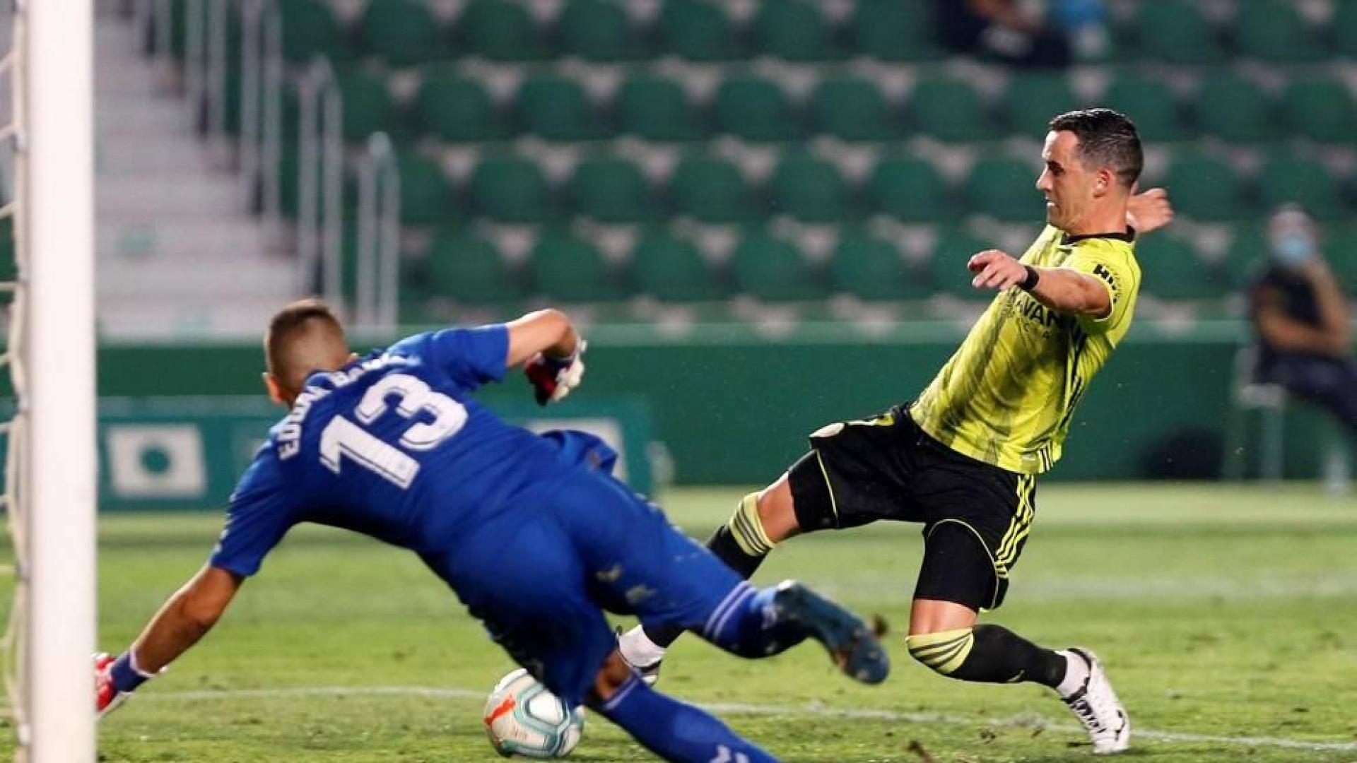 El Elche sobrevive a la expulsión de Jonathas ante un Zaragoza sin puntería