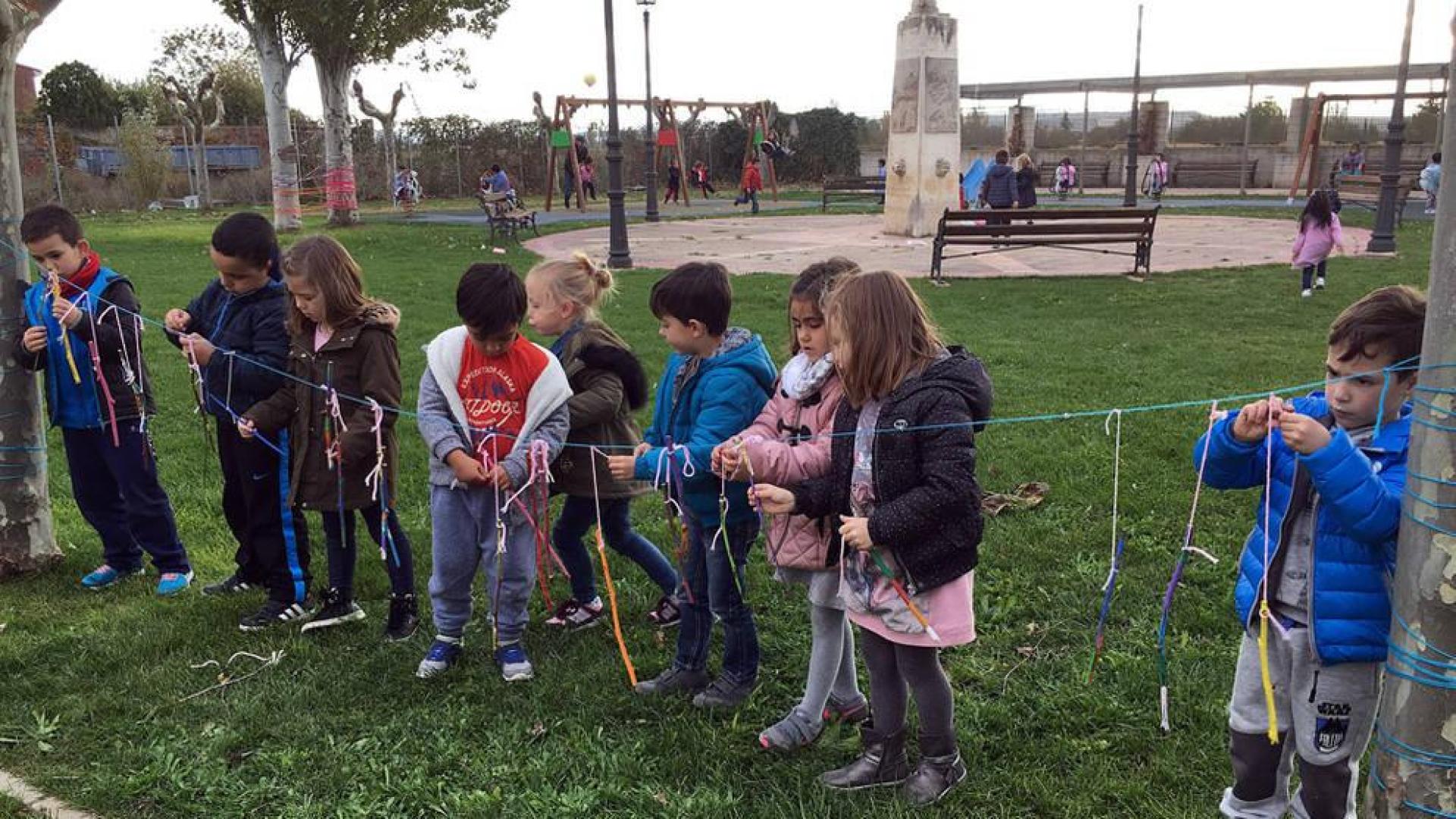 Los niños de Infantil de Arguedas crean arte con la naturaleza