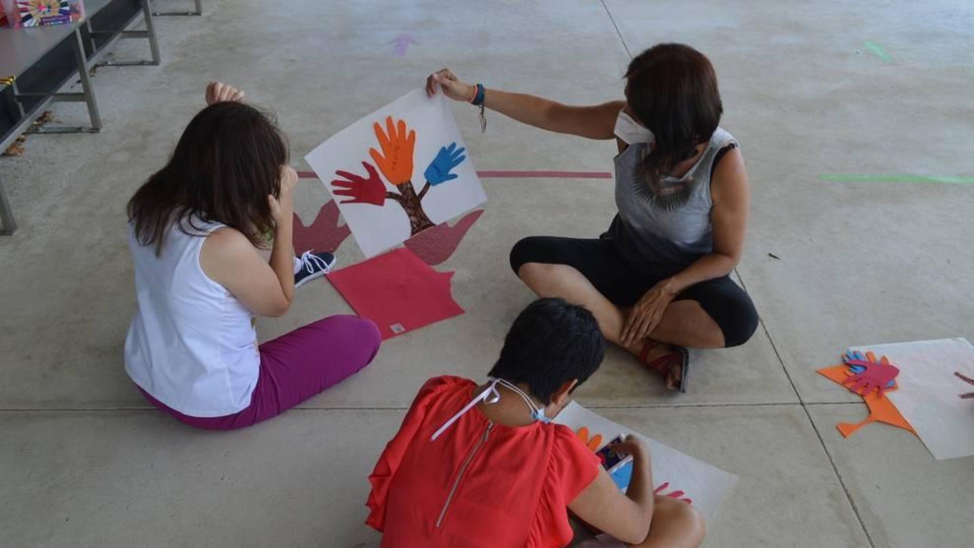 Dos alumnas del campamento de verano de Isterria hacen manualidades con su educadora.