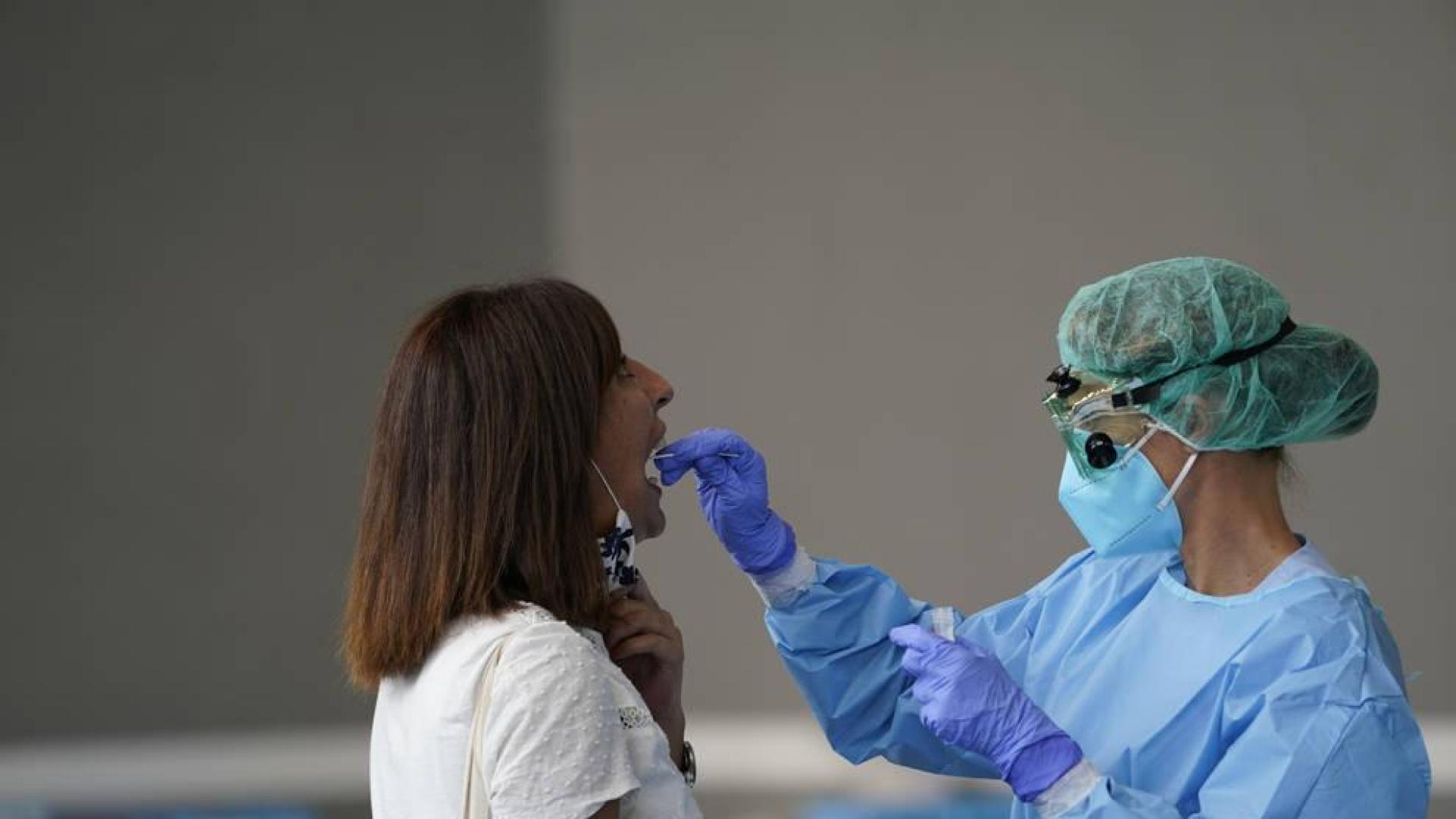 Los nuevos casos suben a 2.128 y Sanidad añade 5.000 positivos a la cifra total