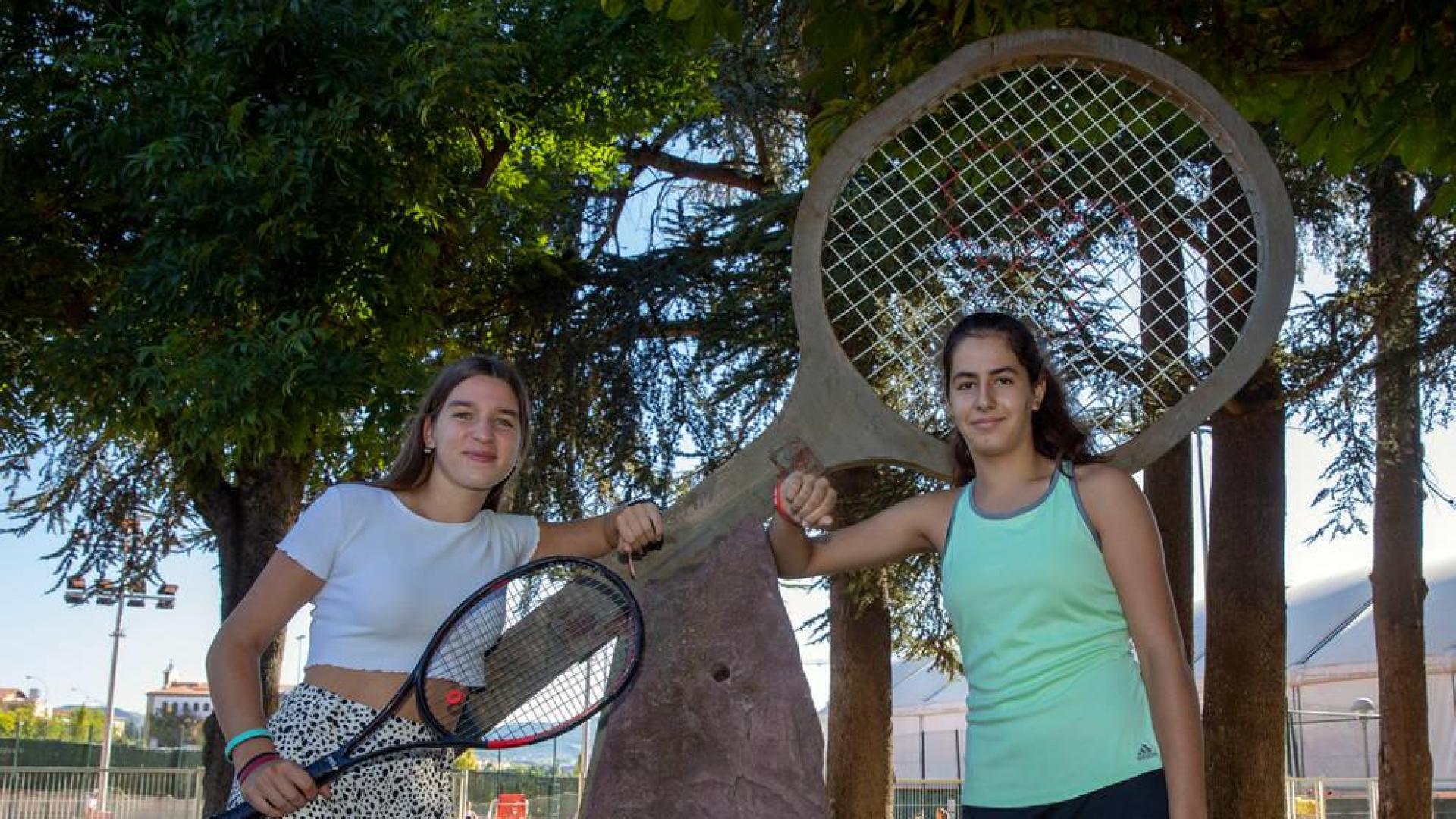 Lucía Ibarrola y Nahia Echaide, en el monumento conmemorativo al partido de la Copa Davis disputado en el Club de Tenis.