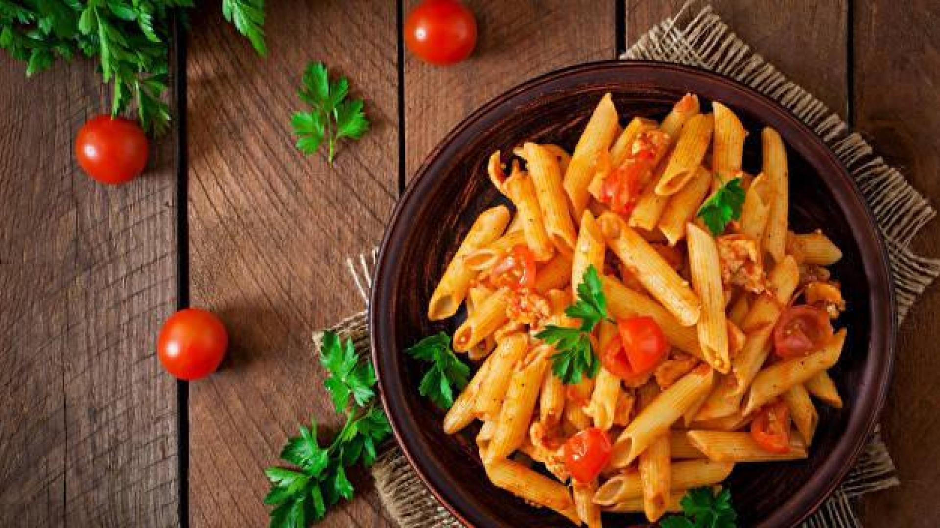 Un plato tradicional de macarrones con tomate natural