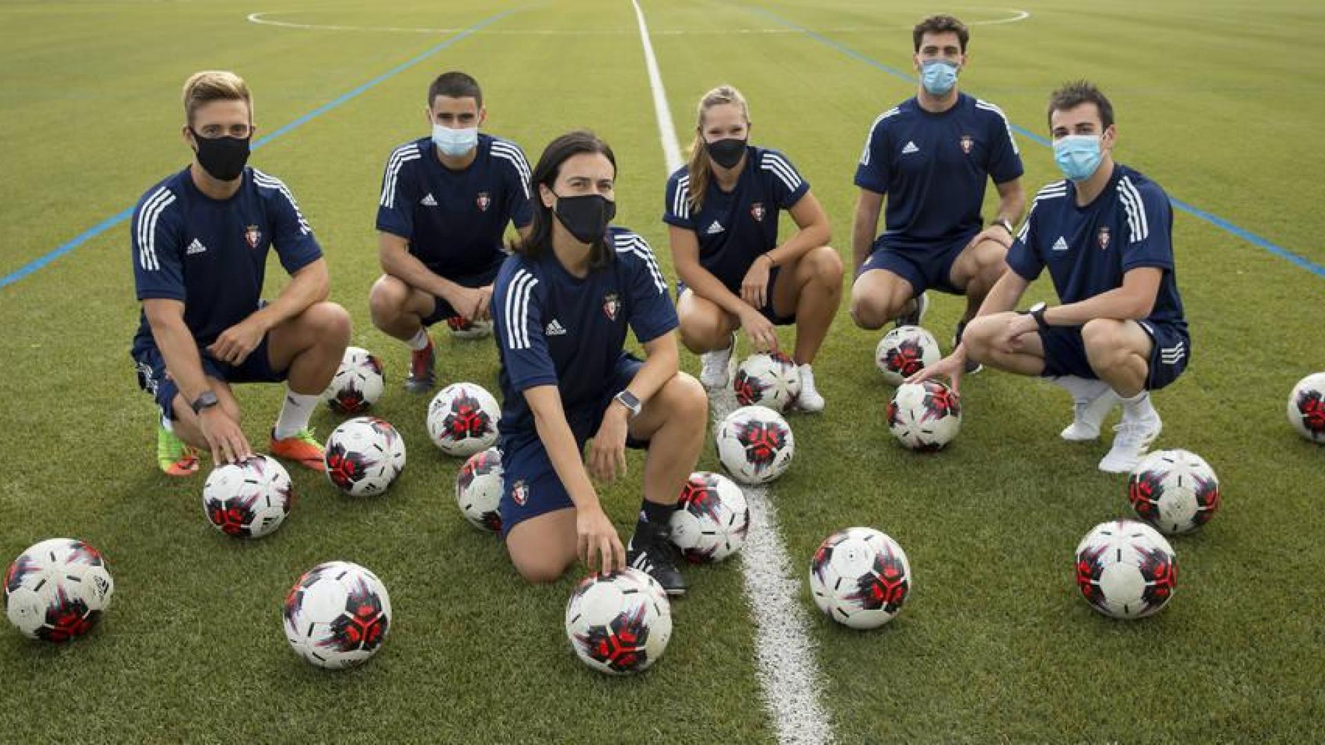 KAKUN MAINZ Y SU EQUIPO. De izda. a dcha, Alberto Pérez de Ciriza, preparador físico, Tommy Trigo, entrenador de porteras, Kakun Mainz, entrenadora, Amaia Unzu, fisioterapueta, Fermín Eransus, readaptador físico, y Mikel Nagore, segundo entrenador. El cuerpo técnico de Osasuna posaba este viernes antes de la sesión vespertina en los anexos de Tajonar.