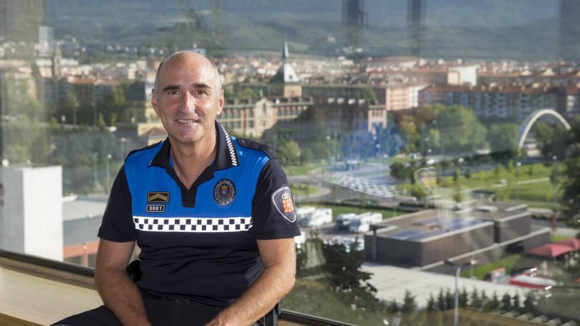 Javier Goya, jefe de la Policía Municipal, en su despacho, con vistas a las Oblatas y los barrios de San Jorge y la Rochapea.