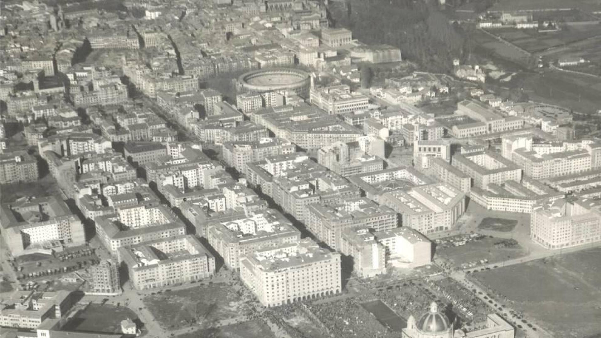 Vista aérea de la segunda zona del II Ensanche en 1952. En la plaza de Conde Rodezno, hoy de la Libertad, solo se había construido uno de los edificios de viviendas. Y estaban sin terminar, entre otras, las calles Paulino Caballero y Bergamín.