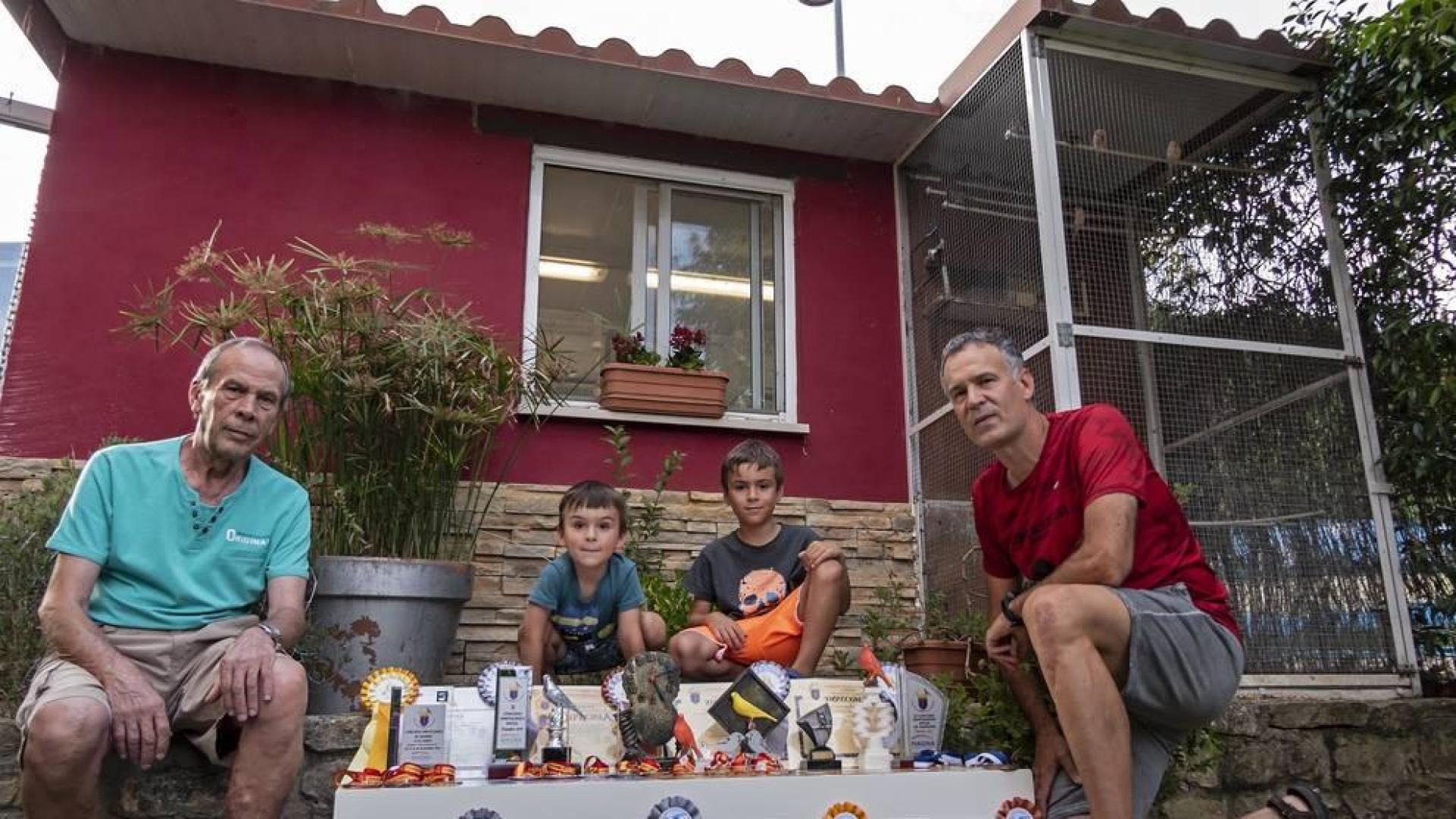 Desde la izquierda, Jaime, Noah, Unax y Raúl Santamaría posan con los premios conseguidos.
