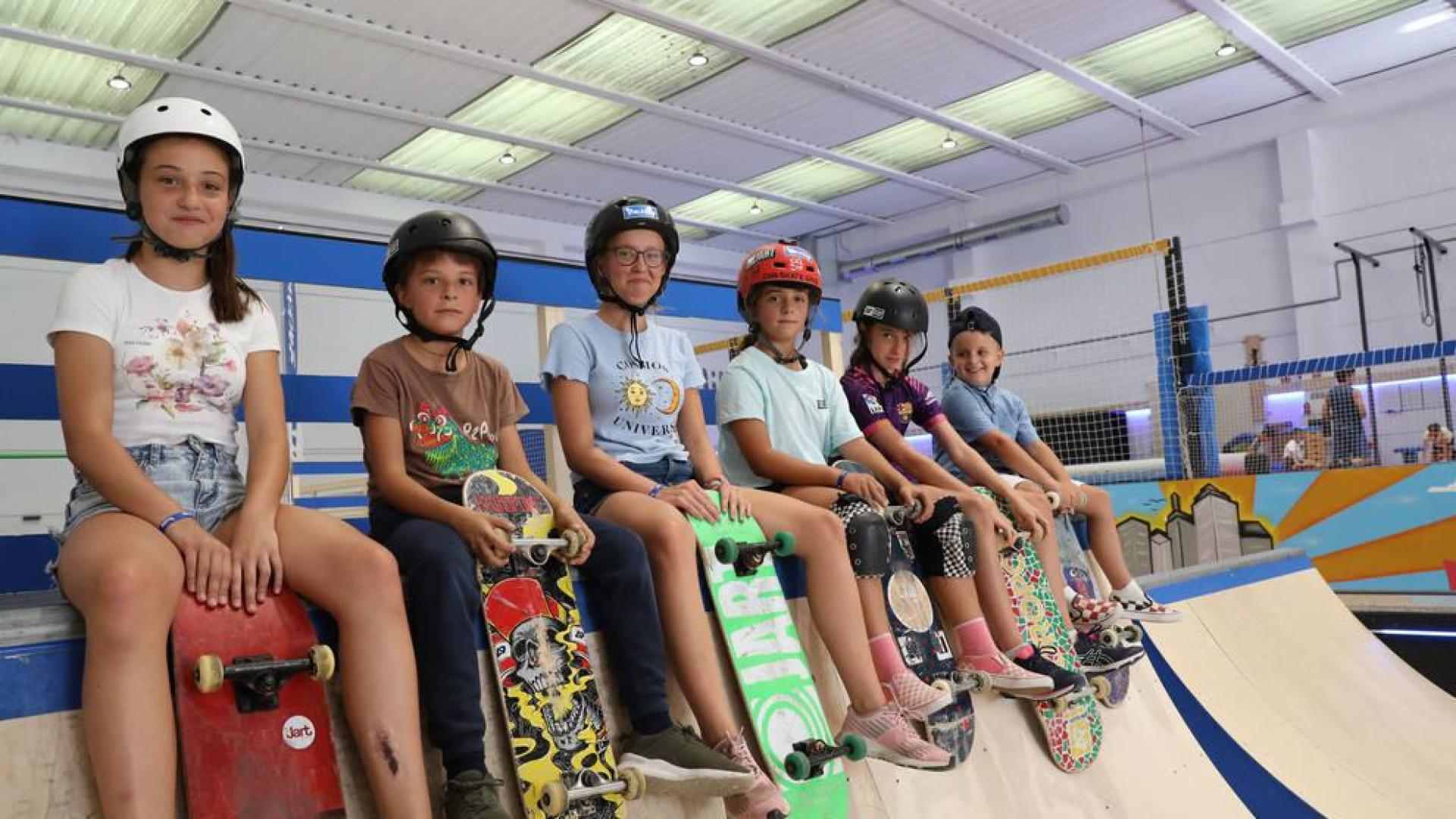 Niños desde los 8 años acuden a Backflip Navarra con su patín dos o más días por semana. En el recinto disponen de 500 metros cuadrados de rampas de todo tipo.